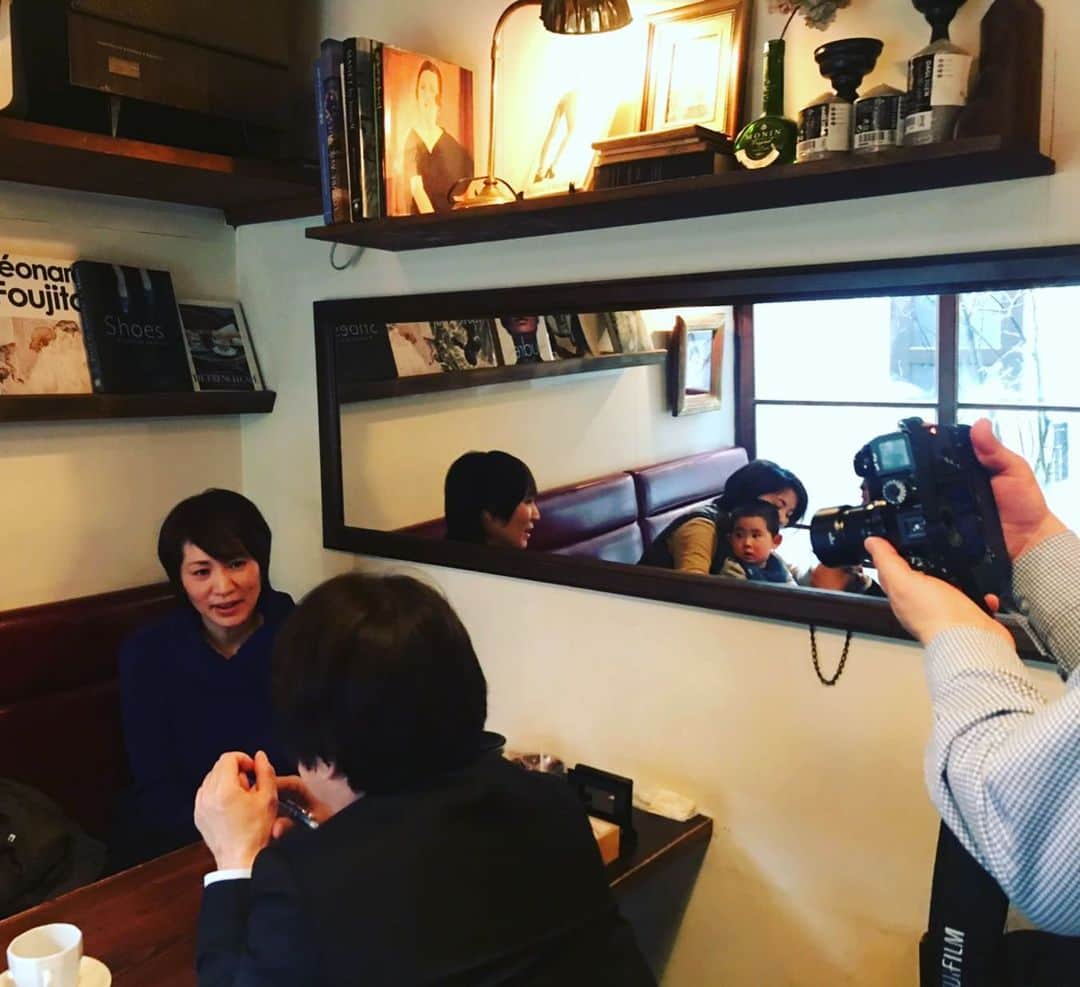 高橋みゆきのインスタグラム：「今日は…読売新聞が運営している医療・健康専門サイト「ヨミドクター」内「ウエルネストーク」コーナーの取材を受けてきました❣️２週連続２回の連載で掲載予定です🎶 詳細はまた😁 #読売新聞 #取材 #心坊ママ見てる👀💕 #2枚目は人見知り最中 #隠れて見てます」