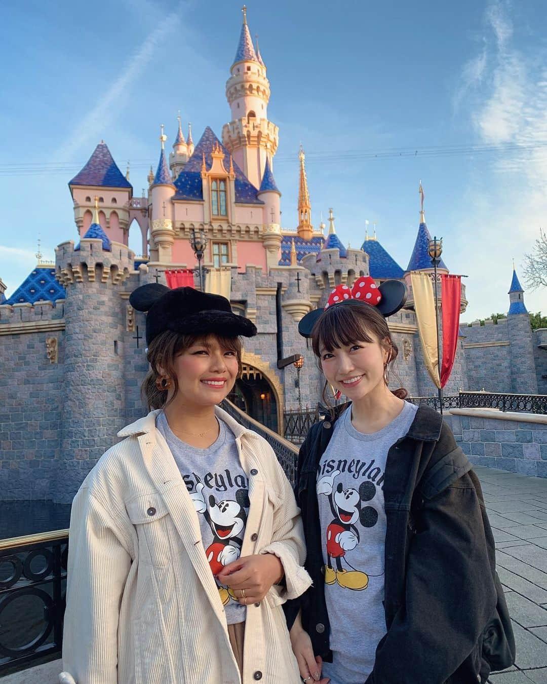 桃さんのインスタグラム写真 - (桃Instagram)「世界で1番最初に誕生した、DISNEY LAND PARKはシンデレラ城ではなく、眠れる森の美女のお城🏰ピンクで可愛い💓 テンションあがった！！！ #桃クロ　#disneycastle #pr#カリフォルニアディズニー#海外ディズニー#おそろTシャツ#ディズニーtシャツ #disneylandlunarnewyear2020」1月28日 20時40分 - momo.official