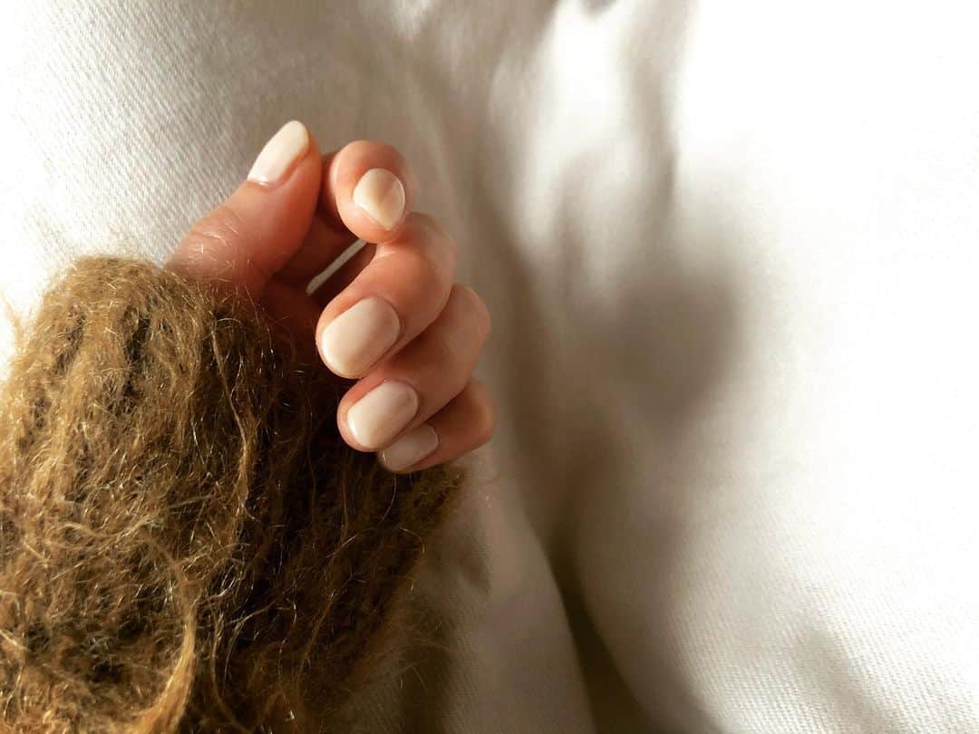 木庭弥生のインスタグラム：「乳白色⚪️ #nail」