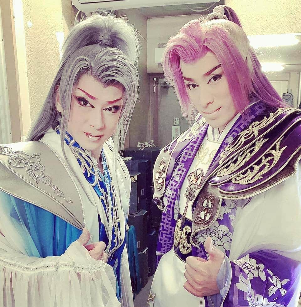 大川良太郎さんのインスタグラム写真 - (大川良太郎Instagram)「王子様🤴の２人ですカッコいいな〰️〰️❤️❇️❇️❇️ ファンの興奮が嬉しかったε=ε=(ノ≧∇≦)ノ 見れなかった👀方は勿体なかったですよ〰️〰️😲😲 写真と見るのと生で見るのとは全然違うからね😒😒 また一緒にやる時必ずしも見に来てよ〰️〰️😌😌😌 #大衆演劇#小泉たつみ#大川良太郎#興奮#ファン#共演#生の舞台#見ないと損#友達#カッコいい#ありがとう#役者」1月28日 20時43分 - gekik9_ryotaro