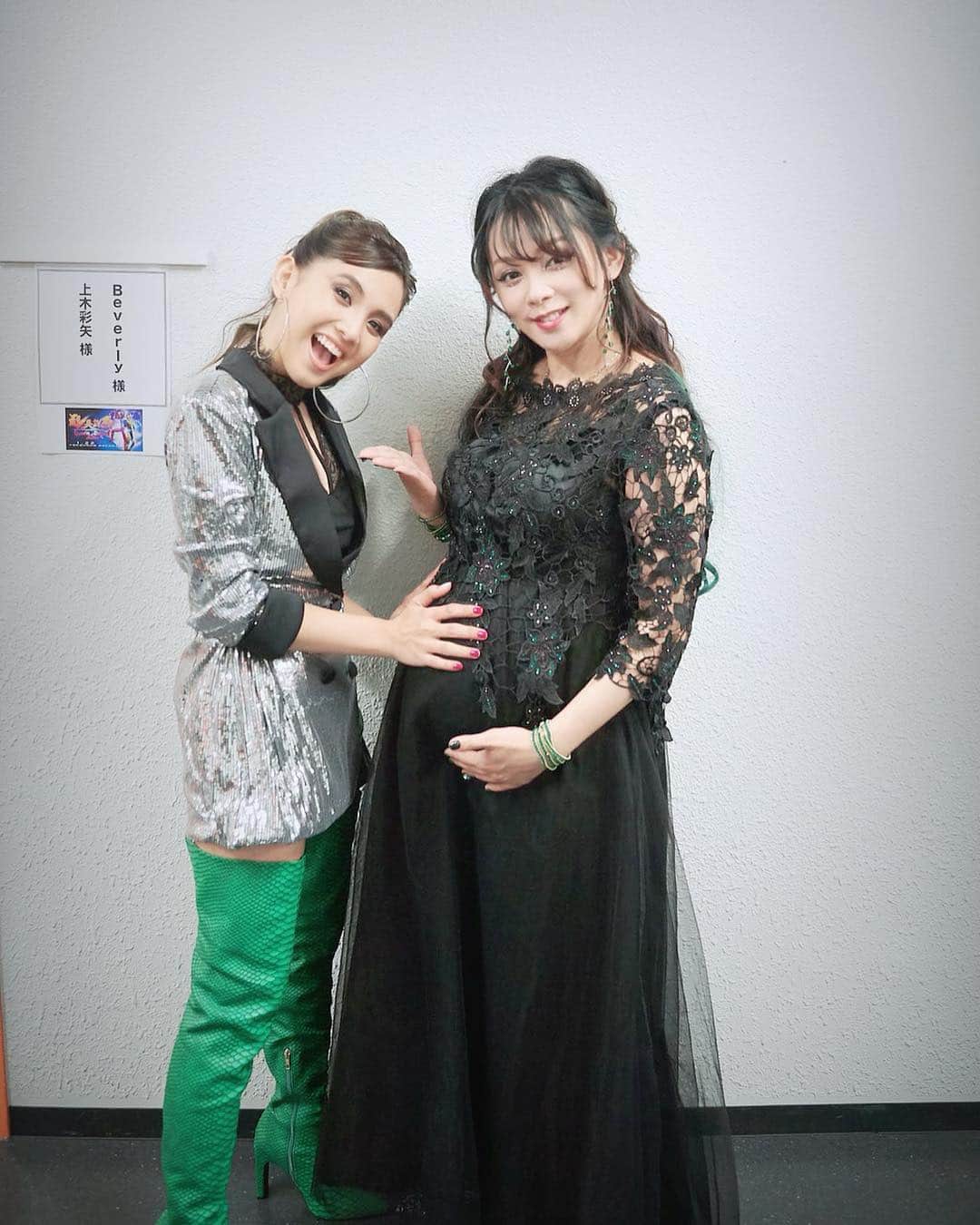 のインスタグラム：「‪超英雄祭よりお腹タッチ写真✨‬ ‪前回もご一緒させてもらい、今回の楽屋ではお隣さんだったBeverlyさん🙌‬ ‪とてもキュートなのに圧巻な歌声で‬ ‪横浜アリーナを彩っていました！‬ ‪そして快くお腹タッチ写真を撮ってくださりありがとうございました🙏‬ ‪#超英雄祭2020‬ #仮面ライダー #横浜アリーナ #とんでもない歌声 #ナチュラルで素敵な女性 ‪#Beverly さん‬」