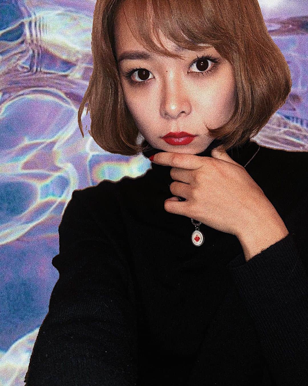 Yup’inのインスタグラム：「この冬は、UNIQLOのカシミアハイネックを重宝している☃️🧶あったかいしめちゃ万能。 そして @amijed_official のアクセサリーは、カラー分けで込められてる意味も違うので日によって替えることも多い！パワーアップ💪 (最近つけてる白は【純粋な心と洞察力を持つ者】でふ) #amijed #amijedatlaforet #メダイ #メダイネックレス」