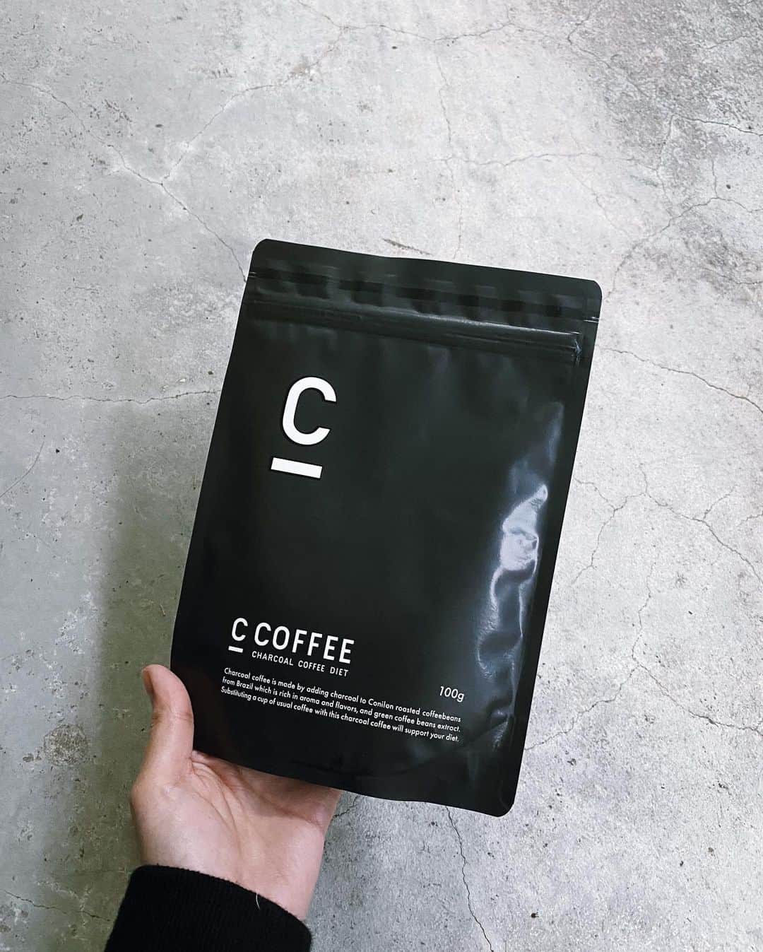 石川マリーさんのインスタグラム写真 - (石川マリーInstagram)「． ． @c_coffee_official のPopup Cafeにお邪魔してきました♪" ． 1/28に発売した炭の粉末が入ったチャコールクレンズが出来るコーヒー「C COFFEE」 お味は…さっぱりしてて飲みやすかったです♡ ． 朝のお出かけ前や、食後など、いつものコーヒーをこの「C COFFEE」に変えるだけで美活が出来ちゃうなんて最高！！これなら毎日続けれそうです♡ ． シックでオシャレなデザインのパッケージが目印♡Nikiさんと田辺莉咲子さんの広告も可愛いので注目だよっ♡ ． ． ． #C_COFFEE #チャコールクレンズ #チャコールコーヒー #無理せずキレイ #炭 #コーヒー #美容 #Niki #田辺莉咲子 #アイドラ #IDLMs. #CHARCOAL #COFFEE #DIET #頑張らない #ダイエット #チャコールコーヒーダイエット #チャコール #デトックス #クレンズ #ファスティング #コーヒーのある暮らし #コーヒー好きな人と繋がりたい #おしゃれさんと繋がりたい #おしゃれ #PR」1月28日 20時45分 - marieishikawa