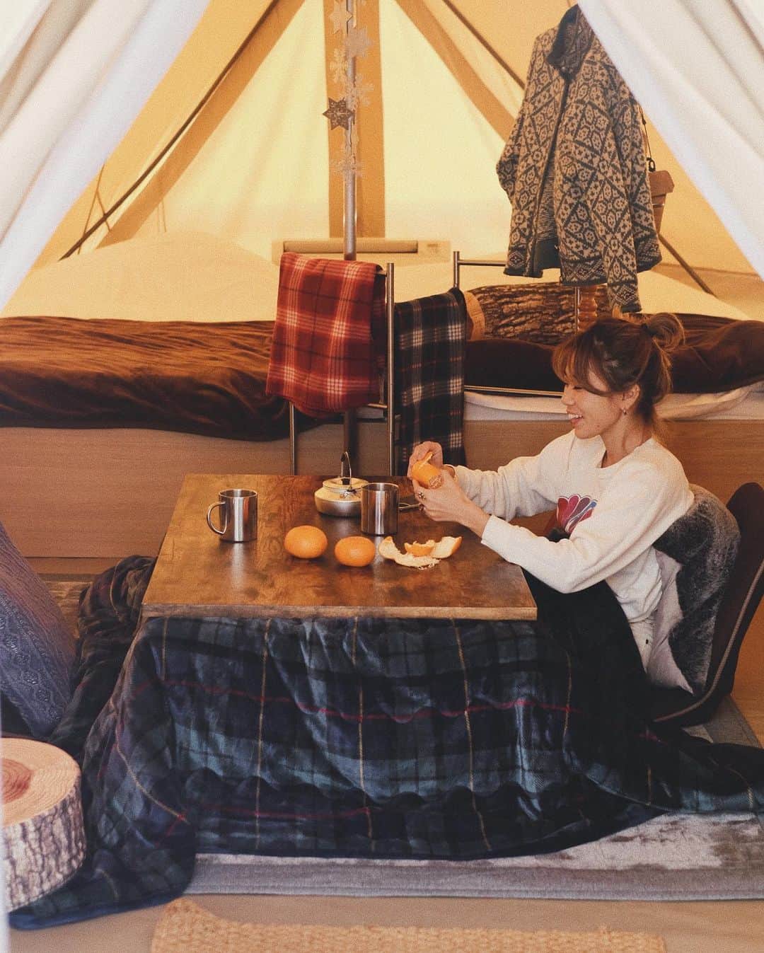のインスタグラム：「伊豆のUFUFU VILLAGEへ行って参った🎴 ひそかに憧れてた、テントの中でおこた🍊みかんとお茶をお供にまったり、しあわへぇ〜🤤🍵笑 あとね、施設内に源泉かけ長しの温泉がもあるのが最高🤤🤤♨️ @ufufuvillage #sponsored#ufufuvillage#glamping#グランピング#伊豆#ウフフビレッジ#こたつ」