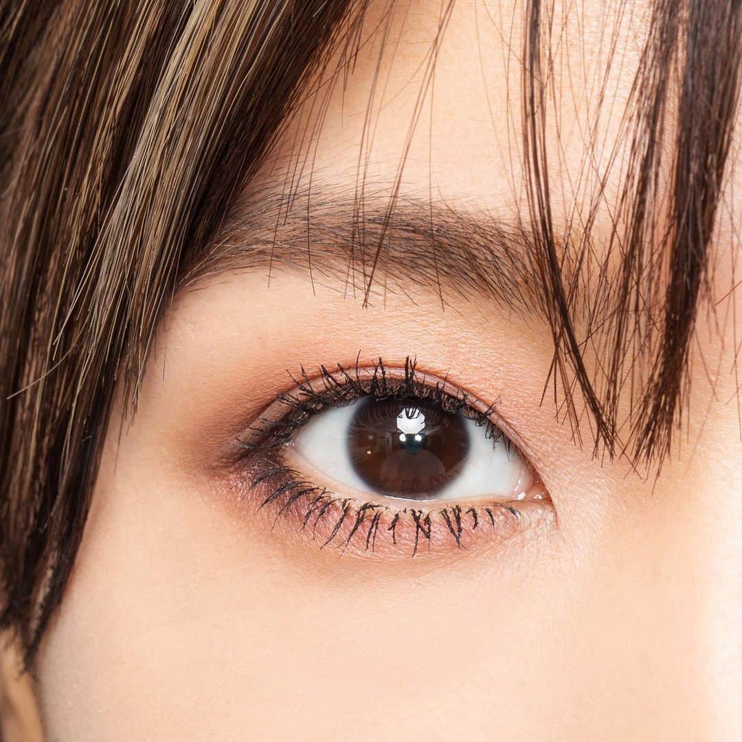 M∙A∙C Cosmetics Japanのインスタグラム：「ㅤ メイクでやさしい印象をつくるには、アイメイクが近道👆 ㅤ アイシャドウはブラウンにピンクを重ねることで、やわらかい印象に💓 アイライナーは下の目尻3分の1にぼかしながら入れ、たれ目風に。 上はインサイドを埋め、瞳の印象を強めて✨ ㅤ ㅤ ↓↓使用メイン製品↓↓ スモール アイシャドウ X 9: ダスキー ローズ タイムズ ナイン スモールアイシャドウ [スシ フラワー] テクナコール [ブラウンボーダー] ㅤ ㅤ MAKE UP AND MODEL： M·A·C ARTIST MAYUKO MOGAMI @macpro_tokyo PHOTO: @takaki_iwata ㅤ #MACCosmeticsJapan #MACコスメ #MACCosmetics #コスメ #メイク #美容 #ピンクメイク #アイメイク #アイシャドウ #デパコス #メイクアップ #冬メイク #メイク講座 #お気に入りコスメ #eyemakeup #eyeshadow #beauty #makeup #cosmetics」