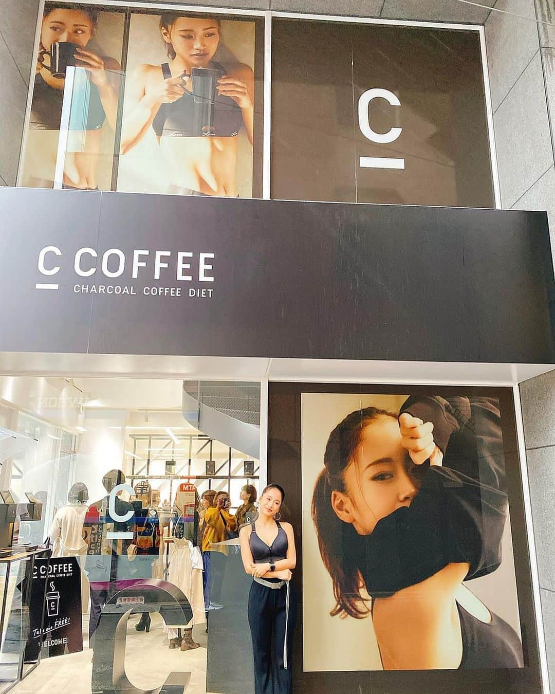 田辺莉咲子さんのインスタグラム写真 - (田辺莉咲子Instagram)「C COFFEEのブランドキャラクターを務めさせて頂くことになりまして、 本日はイベントでしたっ☕️ 健康的で、ヘルシーで、美味しいC COFFEE様のWebCMに Nikiさんと、I Don't Like Mondays.さんの曲でWebCMに出演させて頂けて嬉しい限りですっCheckしてくれたらもっと嬉しいです🤲🏻✨ C COFFEE飲んでもういっちょ仕事頑張ろー🌞🌵 . . . #C_COFFEE #チャコールコーヒー #チャコールコーヒーダイエット #ダイエットサポート #チャコールクレンズ」1月28日 20時52分 - risako_tanabe