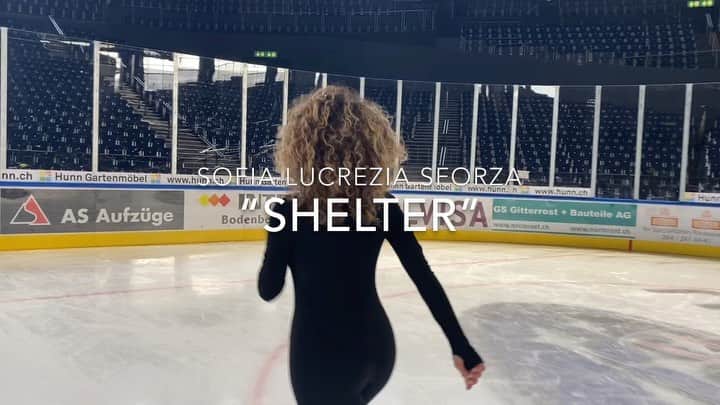 ソフィア・スフォルツァのインスタグラム：「Sound on! #singingonice “SHELTER” 🎶 Made this little video during our @artonicemagic rehearsals in the stadium, with the help of my friend @luca_dema7 🎥 Music : @maurizio_zappatini  Song by : @finneas • • • #shalter #finneas #billieeilish #onice #artonice #musiconice #covervideo #sofialucreziasforza」