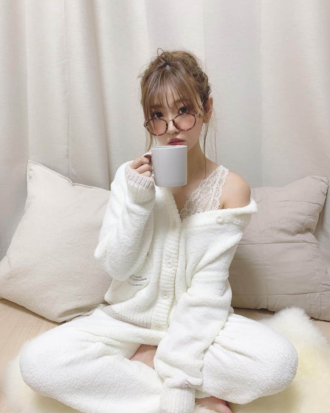 いっちゃん/嶋津 いつみのインスタグラム：「. . 長かった引越しがやっと…やっと終了しましたー😭😭😭✨ . . . . いえーい🙌🏻❤️w . . . . . もぉ物件は全然決まらんし… 家具家電選ぶのも大変やし… 収納考えるのも頭使うし…で 苦労したけど なかなか思い描いてた感じのお部屋に仕上がって満足💓 . . . . . バタバタしてた影響でお仕事も制限してたけど また2月から頑張っていきまーす💪💨 . . . . . . . . ってことで 新しいお家に合わせて 新しいパジャマGETぉ🙆‍♀️💕 . . 引越したら絶対かわいいパジャマ着る!! って決めてててん💛w . . . コスメで有名なブランドの ラデュレがルームウェアライン出てたん知ってた？🙄⭐️ . . . @les_secrets_by_laduree_narue  モコモコパジャマで 後ろにクマちゃん付いてんねん🐻💓 . . . 上下ぬくぬくでヘビロテ中💜 . . . . .  #関西  #関西サロモ  #サロンモデル #サロモ #いっちゃん  #フリーモデル #関西モデル  #あざといっちゃん #かわいっちゃん #いっちゃんコーデ #ブライダルモデル #アレンジモデル #ヘアカラー  #ヘアアレンジ  #ロングヘア #スーパーロング #ootd #ルームウェア  #パジャマ  #ラデュレ .」