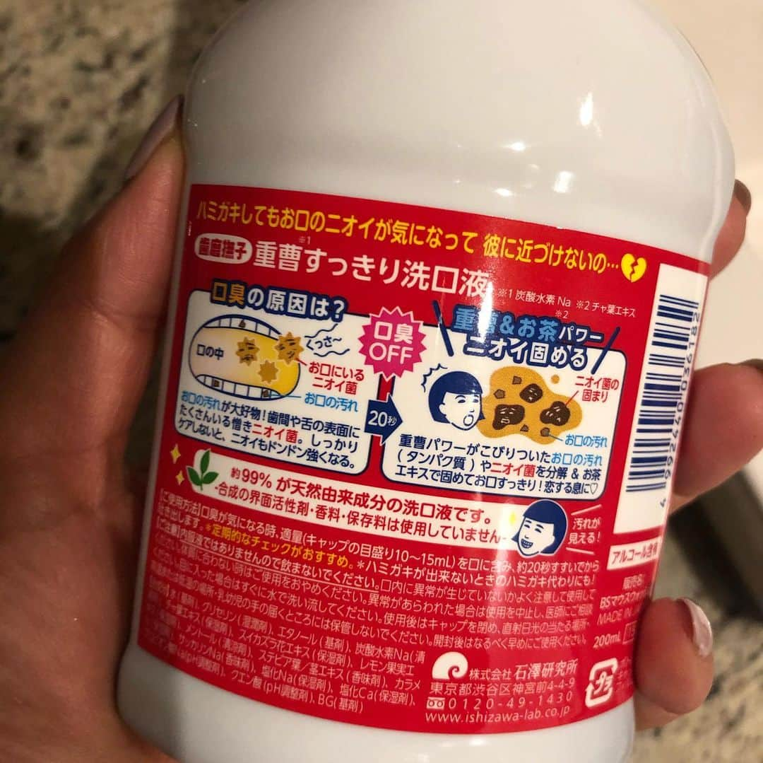 甘糟記子さんのインスタグラム写真 - (甘糟記子Instagram)「最近子供たちがハマってるうがい薬！  口の中の汚れが固まって出てくるの！  子供達に毎回、見に来て〜！と呼ばれます（笑）  が、薬局で1500円だったのに、すでに売り切れで、Amazonで探したら2980円になってて、その後またみたら4980円になってた〜！！ どんだけ〜。 その値段では買えない（笑）  子供たちが自分たちで喜んでうがいしてくれるのは嬉しいんだけどね。  早く生産してほしい〜！ #口が臭い#匂いをとる#うがい薬#goodbyekoshu#売り切れ」1月28日 21時08分 - norihey924