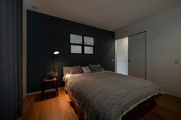 コラボハウス一級建築士事務所さんのインスタグラム写真 - (コラボハウス一級建築士事務所Instagram)「.⠀ 吹き抜けに面した主寝室には⠀ 室内窓を用いました。⠀ 濃いグレーのアクセントクロスに⠀ 明りが浮かび、落ち着いた雰囲気に。⠀ .⠀ 他にも沢山のお家をホームページで⠀ ご紹介しています。⠀ @collabo_house　からご覧ください。⠀ #寝室 #アクセントクロス #グレー #室内窓 #フローリング #引き戸 #主寝室 #ヴィンテージ #主寝室 #自分らしい暮らし #マイホーム #デザイナーズ住宅 #注文住宅新築 #設計士と直接話せる #設計士とつくる家 #コラボハウス #インテリア #愛媛 #香川 #新築 #注文住宅」1月28日 21時00分 - collabo_house