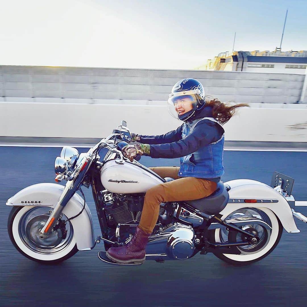 のインスタグラム：「【WITH HARLEY(ウィズハーレー)】 ではライダーモデル達のファッションチェックのページもあります✨  これが結構好評で編集部に問い合わせがある程☎️ 毎回全てリアルガチな私服でバイクブランドとファストファッションを組み合わせているので本誌をチェックしてみてね🙌 ※このファッションは現在発売中のウィズハーレーに掲載されています。 . . . ジャケット #KADOYA ベスト #ハーレーダビッドソン パンツ #ワークマン  ブーツ グローブ ヘルメット… . . #WITHHARLEY #ウィズハーレー #内外出版社 #harleydavidson  #harleydavidsonmagazine #buco #toysmccoy」