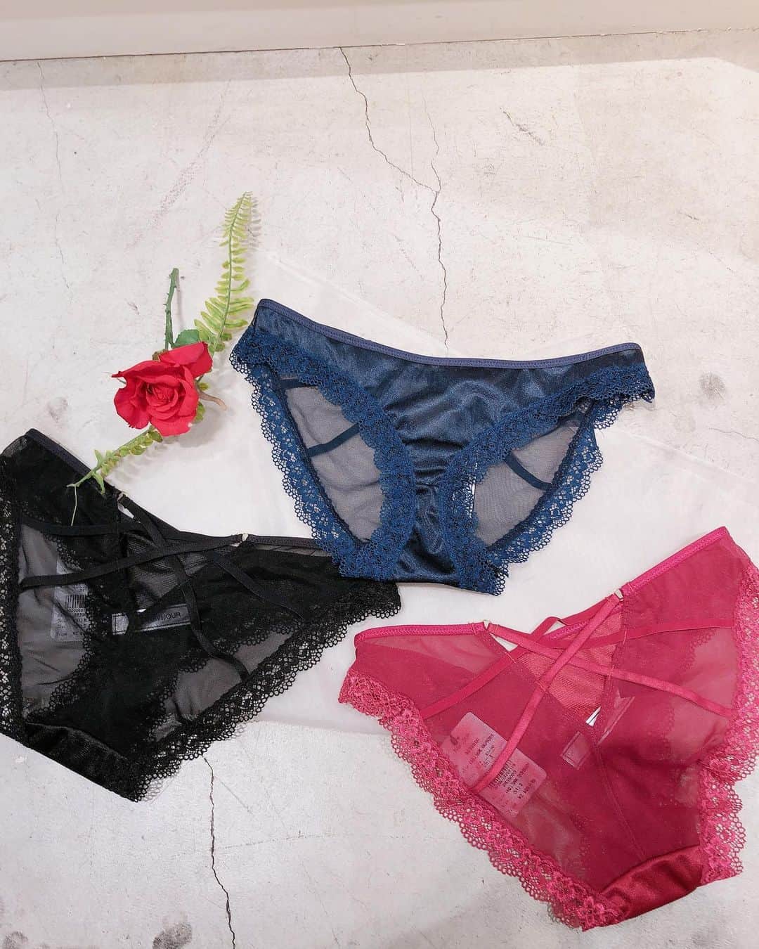 Ravijour札幌4丁目プラザ店のインスタグラム：「#ONSALE 単品ショーツ ヒップクロスコード ¥2,990+TAX のご紹介です✨✨ 詳しくはブログ更新したのでTOPから飛んでご覧下さい🥺🍎 #ravijourstaff  #ravijour_official  #ravijoursapporo  #ラヴィジュール」