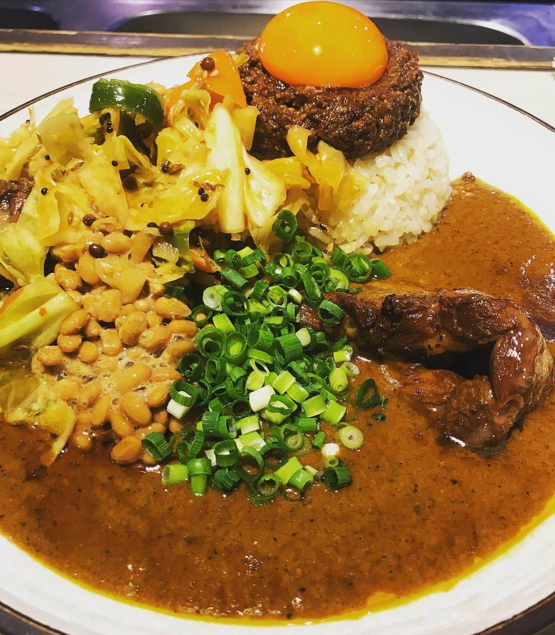 桜井誠さんのインスタグラム写真 - (桜井誠Instagram)「今日のスパイス活動は、お初の吉田カレー 天気が悪かったので、並びも少ないだろうと予想して仕事帰りに向かってみれば、一名待ちのみで大正解！ キーマ辛口小　豚、中華アチャール、納豆トッピングをオーダー  バナナの香りが印象的なカレーで、塩分控えめの優しい味。豚はめっちゃ大きくってトロトロ！すげー美味い！ 中華アチャールのホールスパイスが心地よいアクセントになっていて、混ぜながら食べると食感の変化が楽しい！納豆も相性抜群！ 自分好みにマゼマゼしながら大満足で完食！ これは虜になる人が続出するわけですな。 俺も気づいたらまた並んでる気がするw ごちそうさまでした！ #カレー　#吉田カレー　#スパイストラベラー　#curry」1月28日 21時13分 - m_sakurai_da