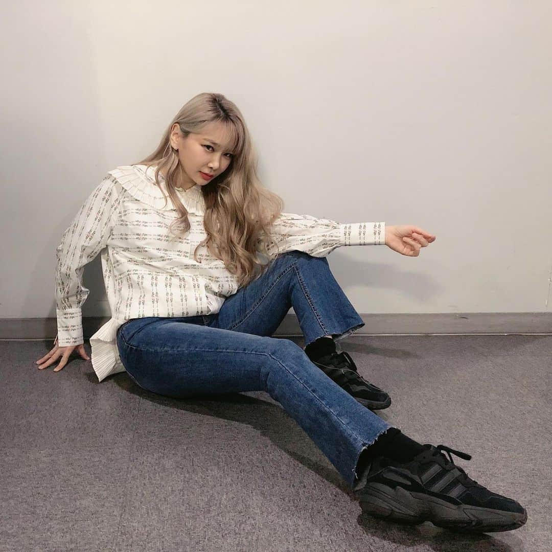 ジェアのインスタグラム：「치타의 작품세계 😂 내가 다리짧다고 투덜거리니까 땅에 붙어서 100장 찍어줌 😭역시 나의 찐동생 !! 최고의 포토그래퍼일세!! @dhdldzlzl」