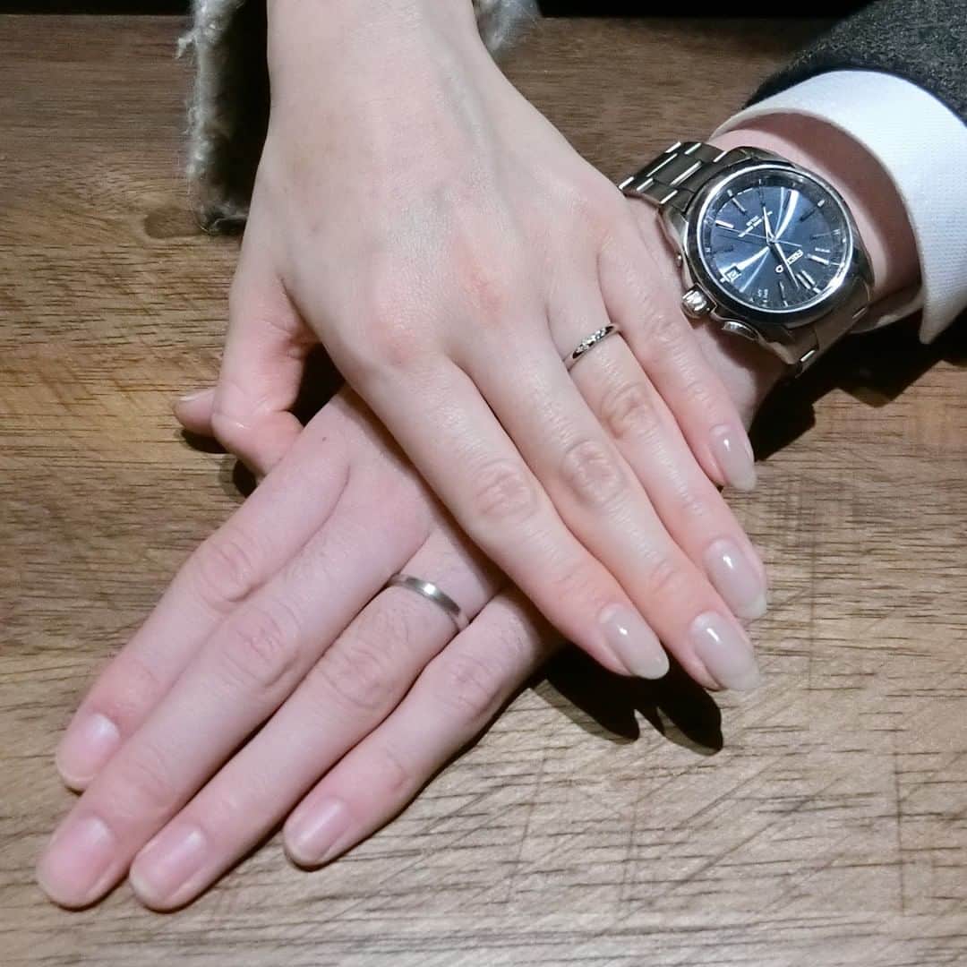 ith / イズ オーダメイド結婚指輪さんのインスタグラム写真 - (ith / イズ オーダメイド結婚指輪Instagram)「女性はツヤツヤ、 男性はマットな質感で。 . さりげなく質感の異なる、 お二人らしさが宿る結婚指輪。 . ダイヤモンドをランダムに並べたら、 遊び心のあるデザインの完成です。 . ずっと身に着けるものだから、 "お二人らしさ" をじっくり追求して デザインを決めました。 . . ▽ 指輪について 結婚指輪(男性)：トレモロ Pt900：134,000円〜 . 結婚指輪(女性)：ピアチェーレ Pt900：138,000円〜 . . 公式ハッシュタグ🤳✨ #イズマリッジ . .　 #結婚指輪 #婚約指輪 #プロポーズ  #マリッジリング #エンゲージリング  #指輪 #ダイヤモンド #ブライダルリング #婚約 #プレ花嫁 #ペアリング #指輪選び  #ウェディングドレス #ナチュラルウェディング  #指輪探し #結婚指輪探し #ゴールドリング  #オーダーメイドリング #結婚指輪オーダー #オーダーメイド #花嫁 #2020春婚 #2020夏婚 #2020秋婚 #世界にひとつ #プラチナ #ツヤ消し #らしさ #ダイヤモンド」1月28日 21時15分 - ith_marriage