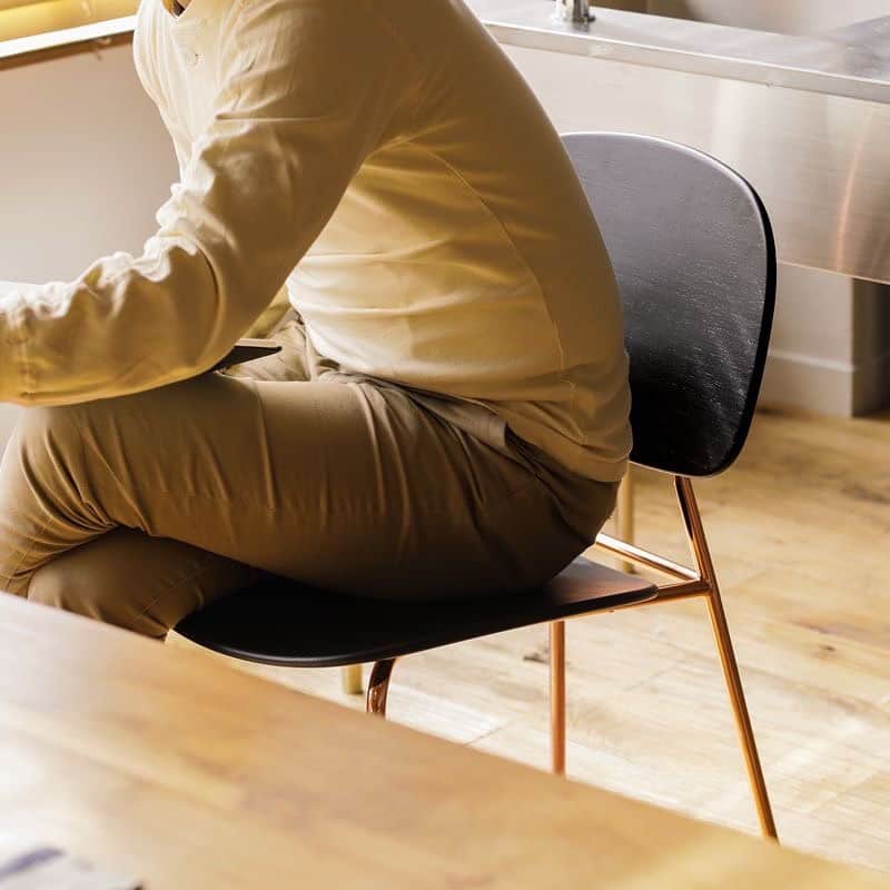 Re:CENO（リセノ）さんのインスタグラム写真 - (Re:CENO（リセノ）Instagram)「・ ・ 洗練された繊細なシルエットが目を惹く、 イタリア製のチェアー「infiniti TONDINA」。 ・ スタイリッシュなデザインでありながら、 快適な座り心地と耐久性を備えています◎ ・ また、木製の硬さを感じさせない 安定感のある座り心地です。 ・ ダイニングチェアーとしてはもちろん 書斎などに置いて、デスクチェアーとしても！ ・ 足元がすっきりとしているので 圧迫感を与えないのがポイントです。 ・ やや高めの座面高と、広めの奥行き設計で 男性でもゆったりとお座りいただけます＾＾ ・ カラーは、ブラックとコッパーの2種類です。 ※フレーム（脚部）の色が異なります ・ ・ @receno.interior﻿ ・ ・  #receno #リセノ #インテリア #チェアー #チェアー #北欧 #ヴィンテージ #コーディネート #ダイニング #書斎 #リビング #家具 #暮らし #暮らしを楽しむ #豊かな暮らし #イタリア製 #オーク #コッパー #infiniti #interior #interiostyling #furniture」1月28日 21時20分 - receno.interior