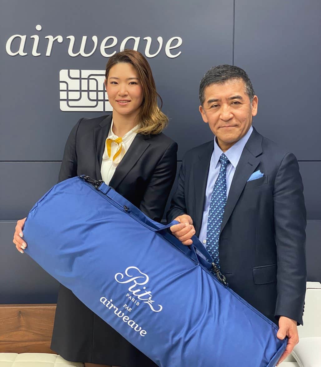のインスタグラム：「先日 airweave様にお邪魔して来ました☺️ ✴︎ 枕やベットの素材や特性など 細かく説明して頂き 実際に寝させてもらって 良さを体感しました👧🏼🌙 ✴︎ 体型を携帯アプリで測定して 自分に合う硬さのマットレスを 肩、腰、足 の三段階で選べるシステムで オリンピックの選手村でも 使用されているそうです☺️☺️ ✴︎ この度、airweave様から ベットの上に敷くタイプのマットと 枕をプレゼントして頂きました🎁 ✴︎ 連戦が続いての寝違えや ホテルによってのベットの硬さの違いなど 悩みでもあったので使用するのが楽しみです☺️ ✴︎ お力添え頂けたこと 大変嬉しく思いますし より一層力を発揮できるよう ベストを尽くしていきたいと思います🌜 ✴︎ #airweave 様  @airweave  #ありがとうございます」