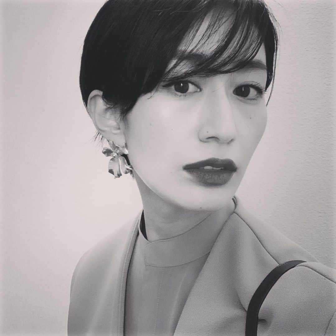 神山まりあさんのインスタグラム写真 - (神山まりあInstagram)「リップで遊びたくなる2020💄💄💄 今日は寒かったね、みんなあったかくして寝てね☺️ #mom #happy #love #fun #work #lip #shorthair #blackandwhite」1月28日 21時29分 - mariakamiyama