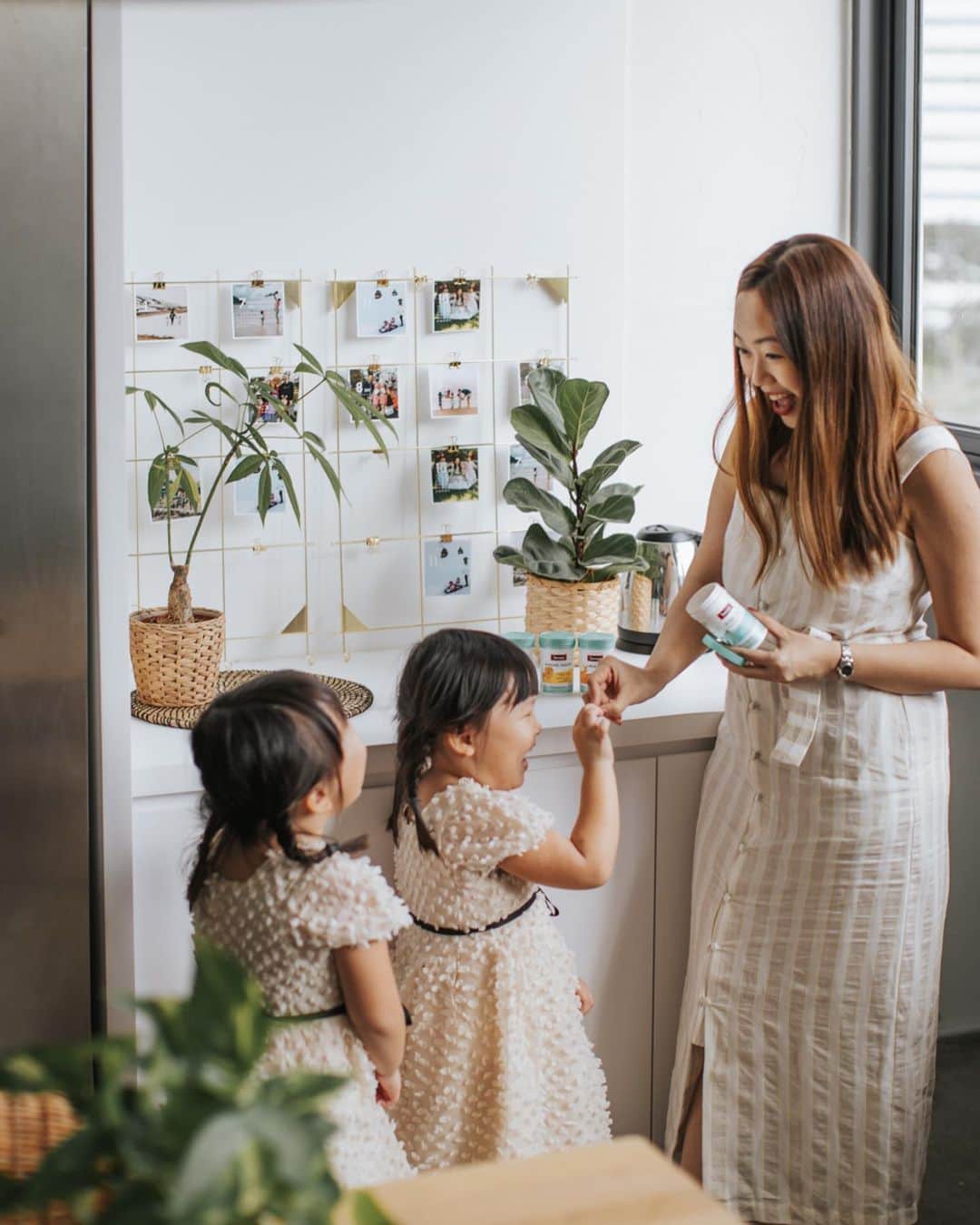 MOMOツインズさんのインスタグラム写真 - (MOMOツインズInstagram)「[GIVEAWAY] Read that fish oil helps with eczema so i’ve got the girls started on Swisse Kids Fish Oil!  A 100% sugar-free formula with sustainably-sourced and mercury-tested omega-3, it is high in DHA and EPA to support cognitive function, brain health and healthy eye development.  We’re delighted to share that we will be giving away 2 Swisse Kids sets (worth over S$140 each)! All you have to do is like this post, tag a fellow parent who would love to try this, follow @swissesg and both of you will stand to win!  One unique tag per comment, for local residents only. The winner will be selected on 1 February and notified via DM.  #SwisseSG #SwisseWellness #SwisseKids #ad」1月28日 21時32分 - leialauren