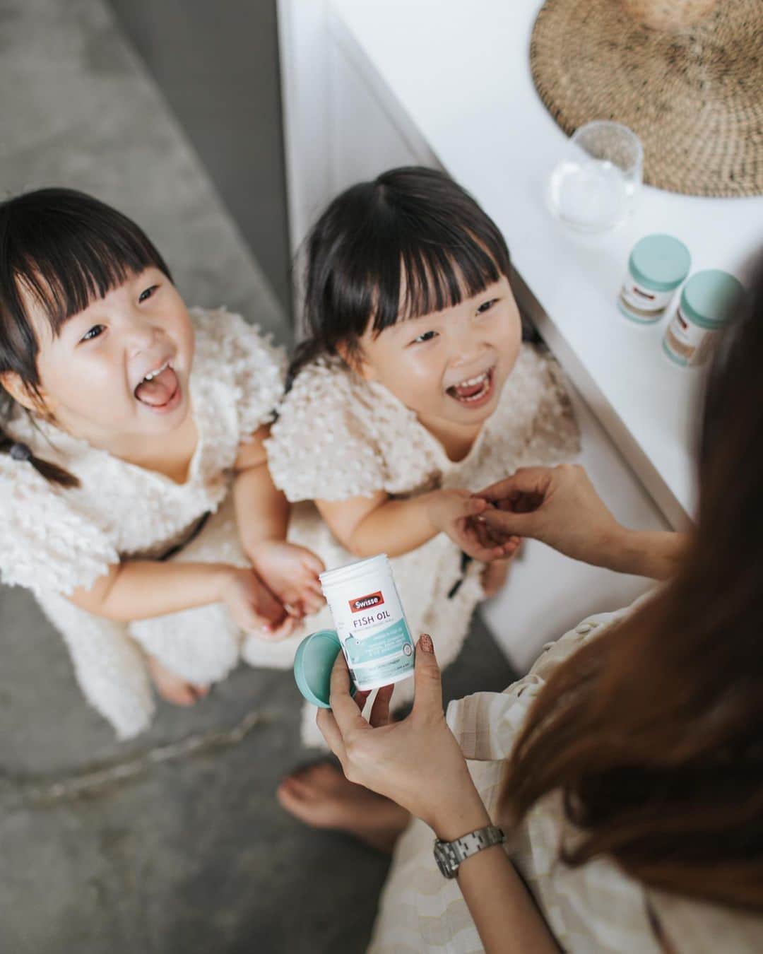 MOMOツインズのインスタグラム：「[GIVEAWAY] Read that fish oil helps with eczema so i’ve got the girls started on Swisse Kids Fish Oil!  A 100% sugar-free formula with sustainably-sourced and mercury-tested omega-3, it is high in DHA and EPA to support cognitive function, brain health and healthy eye development.  We’re delighted to share that we will be giving away 2 Swisse Kids sets (worth over S$140 each)! All you have to do is like this post, tag a fellow parent who would love to try this, follow @swissesg and both of you will stand to win!  One unique tag per comment, for local residents only. The winner will be selected on 1 February and notified via DM.  #SwisseSG #SwisseWellness #SwisseKids #ad」