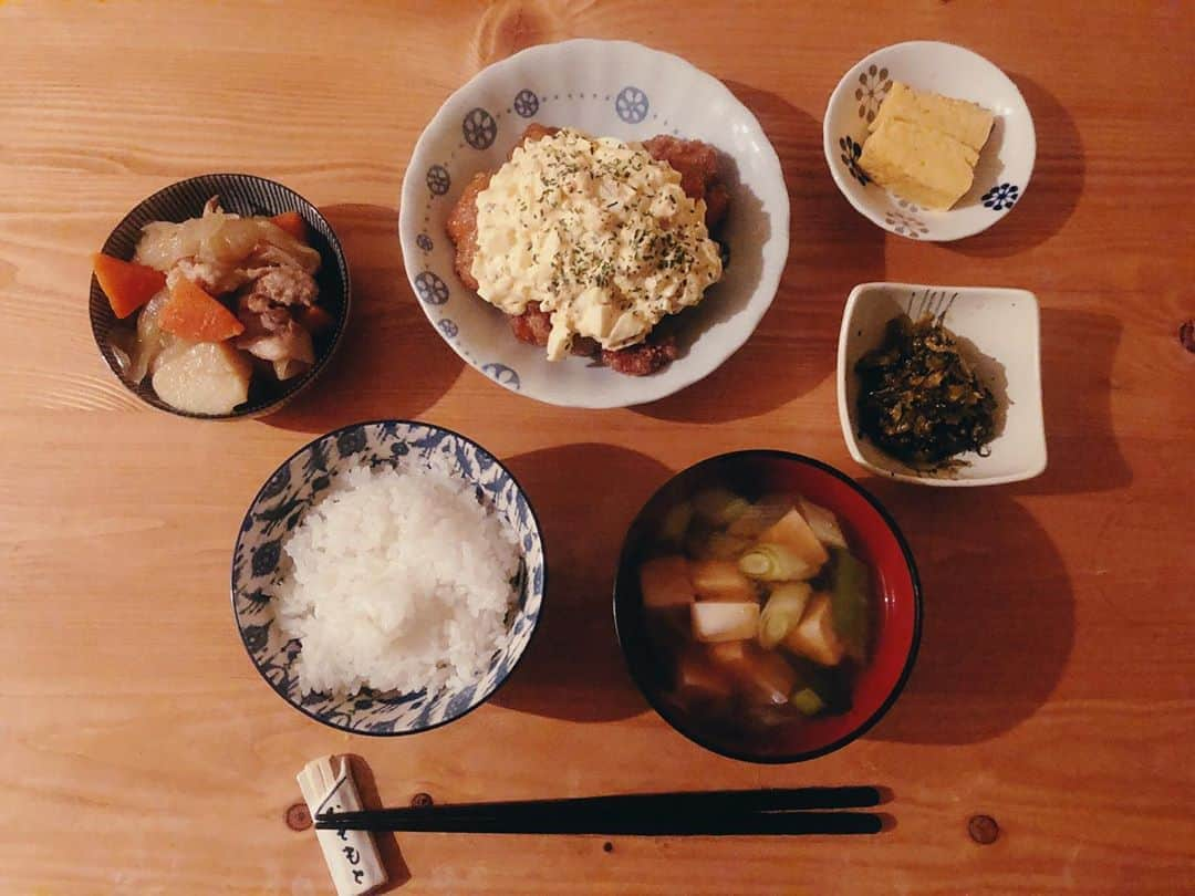 永田レイナさんのインスタグラム写真 - (永田レイナInstagram)「お夕飯。  品川から名古屋へ帰る新幹線に乗る際 たまにお弁当を買うのですが、 必ず買うのが塚田農場さんの 「絶品！塚だまタルタル若鶏のチキン南蛮弁当」。 その大好きなお弁当を再現してみました。 サイドメニューもそのまま同じ。笑  基本的に私の中でチキン南蛮は 母が作ったものが殿堂入りしているので、 そもそも外で食べる機会がないのですが… そのお弁当は本当においしくて。 無性に食べたくなったので、作ってみました。  布石として作っていた肉じゃがとからあげも 無事食べきらずストックしておけてよかったです… . . #レイナキッチン #チキン南蛮 #夕飯 #おうちごはん #献立 #チキン南蛮弁当 #塚田農場 #dinner #cooking」1月28日 21時40分 - reina_nagata