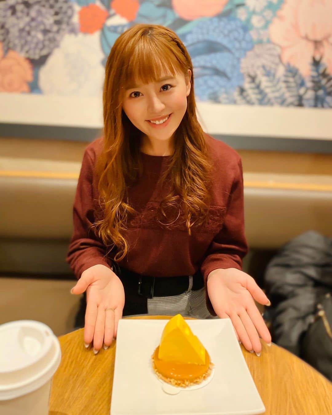 のインスタグラム：「dance teaching day🕺 今日はクラレスさんにて ダンスワークアウトレッスンでした。 私の都合で、４週目以外代講になりまして 代講の代講でご迷惑をおかけしましたが 「おかえりなさーい！」 皆様に元気に迎えて頂き、嬉しくって 「ただいまー！」👋パタパタ。 来月も宜しくお願い致します😊 雨がなかなか雪にならない所を見ると、 そこまで寒くは無いのかしら… と思いつつ、普通に寒いですね🤷‍♀️(笑) 写真は、北京のスタバでの写真。 チーズ型のチーズケーキを見つけた時は 興奮して小さく跳びました( ⌓̈ ) . #タンブラー選び難航 #どれも罪深き可愛さ (カップにも目移り) #最終的な選抜基準は #店員さんに驚いて貰えるかどうか #今の所スルーですが今後に期待 購入したタンブラーは一つ前の記事に🍎」