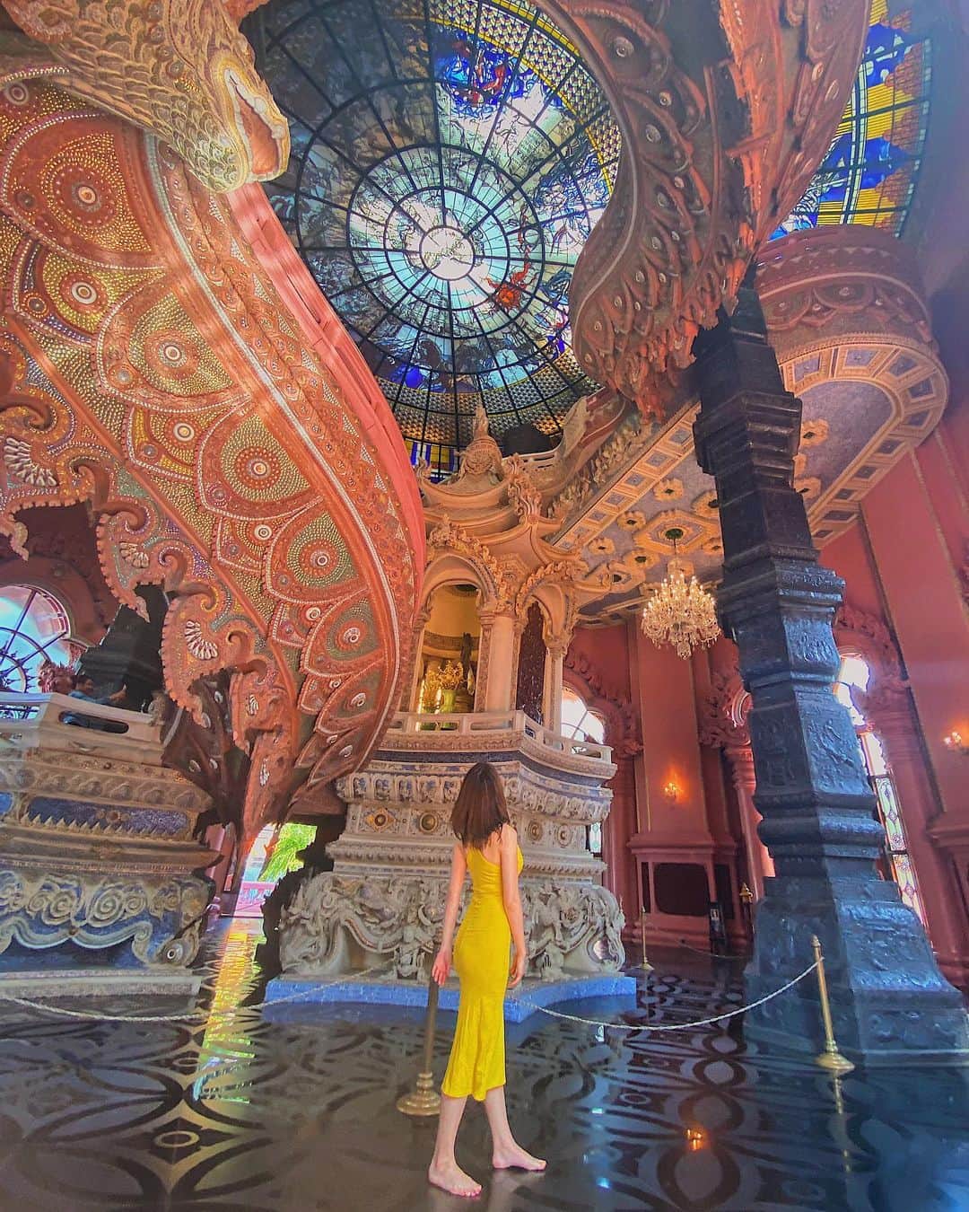 もものインスタグラム：「. . 📍エラワンミュージアム🇹🇭 . .  仏教・ヒンドゥー教・キリスト教の3つの宗教を融合させた世界観で、美術館と寺院を兼ねたパワースポット🌙 . 象さんの胎内が寺院になっていて 神秘的な空間だったよ☺️ . 来月の旅行も楽しみすぎるーー🥰 . #エラワンミュージアム#タイ#バンコク#パワースポット#フォトジェニック#trip#bangkok #thailand#erawan#erawanmuseum」