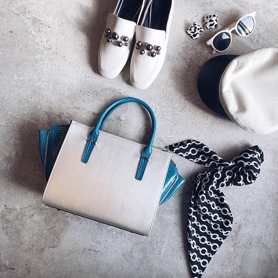 のインスタグラム：「. #Springgoods ———————————— . . ☑︎ Bicolor Hand Bag (¥8,990+tax） . デイリー使いにぴったりなバイカラーハンドバッグ。 ベーシックなデザインでオールシーズン活躍してくれること間違いなし◎ GALLERIEらしいちょっと辛口なカラーリングにこだわり❤︎ ハンドバッグとショルダーの2WAY仕様＊ . . . kyoto/osaka/onlinestoreにて販売中✔︎ . . . . ONLINE STOREはTOPのリンクから http://www.gallerie-online.jp/ ———————————— #お問い合わせ番号w1602」