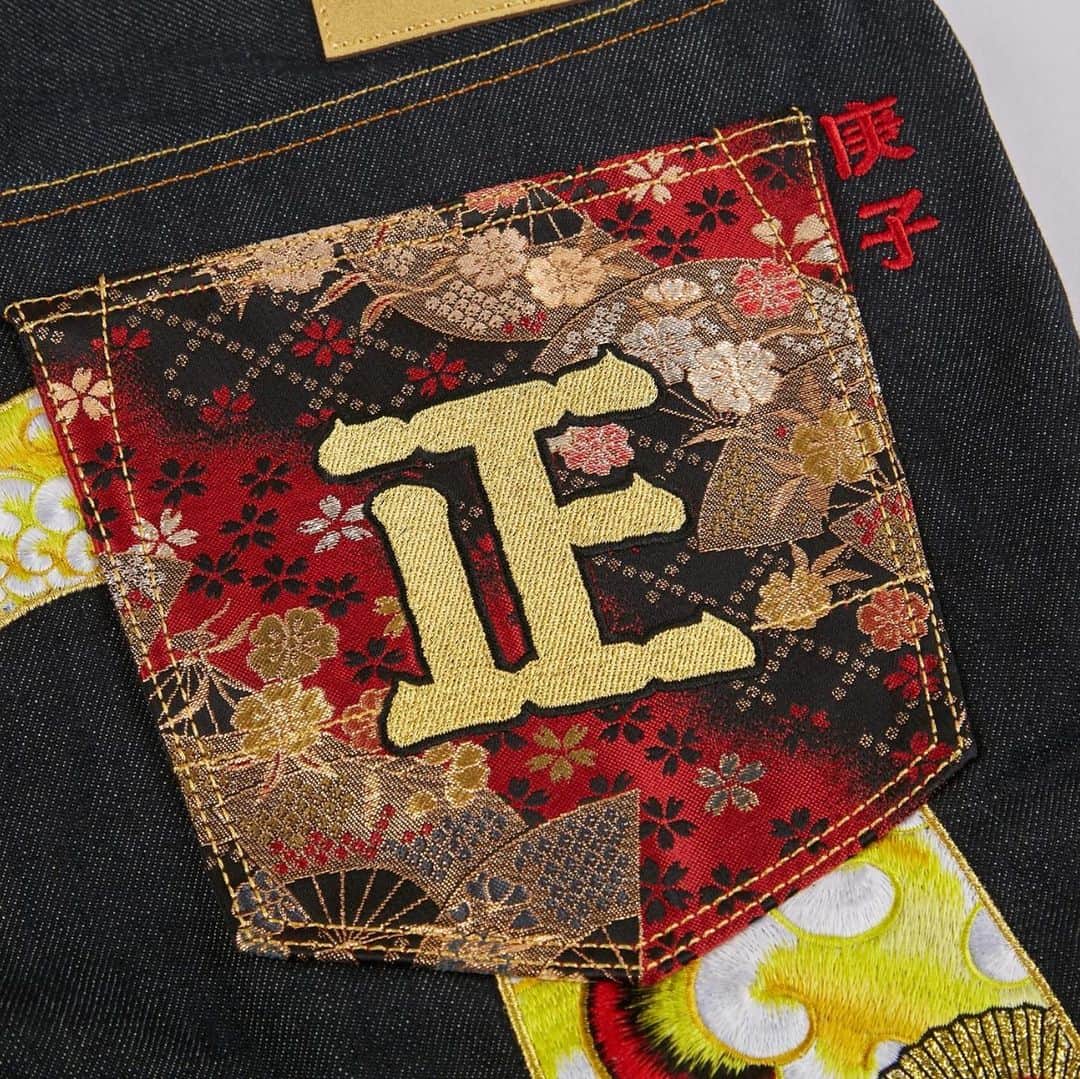 エヴィスジーンズさんのインスタグラム写真 - (エヴィスジーンズInstagram)「Zoom in to the festive details. Rear pockets of our “Year of the Rat” collectors’ edition jeans are adorned with Japanese brocade and gold Kanji embroidery.  #evisu #chinesenewyear #hny #cny #2020 #yearoftherat」1月28日 21時48分 - evisu1991