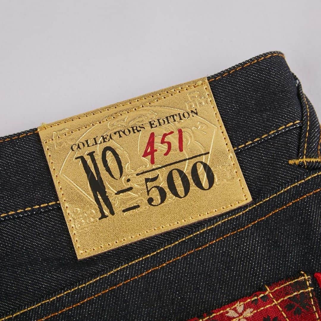 エヴィスジーンズさんのインスタグラム写真 - (エヴィスジーンズInstagram)「Zoom in to the festive details. Rear pockets of our “Year of the Rat” collectors’ edition jeans are adorned with Japanese brocade and gold Kanji embroidery.  #evisu #chinesenewyear #hny #cny #2020 #yearoftherat」1月28日 21時48分 - evisu1991