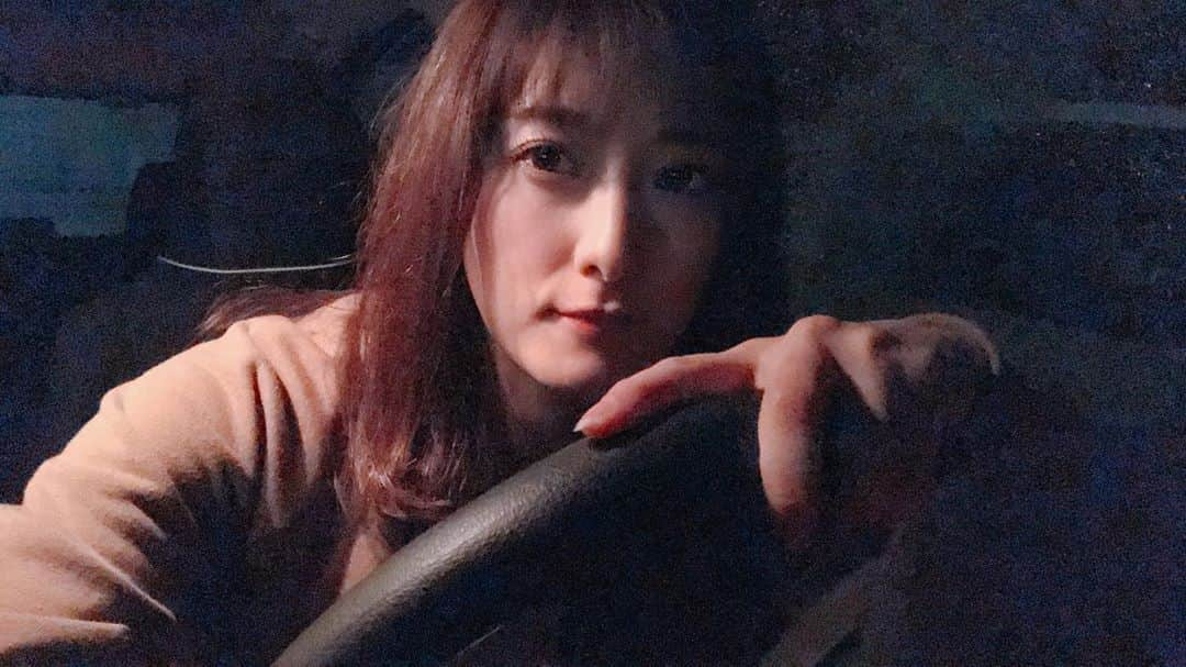 高橋麻美さんのインスタグラム写真 - (高橋麻美Instagram)「2年ぶりの運転を無事に終えてほっとしてるところ🚗  この後海に落ちかけた😱💦 #車#car#drive#ドライブ」1月28日 21時48分 - charmy421