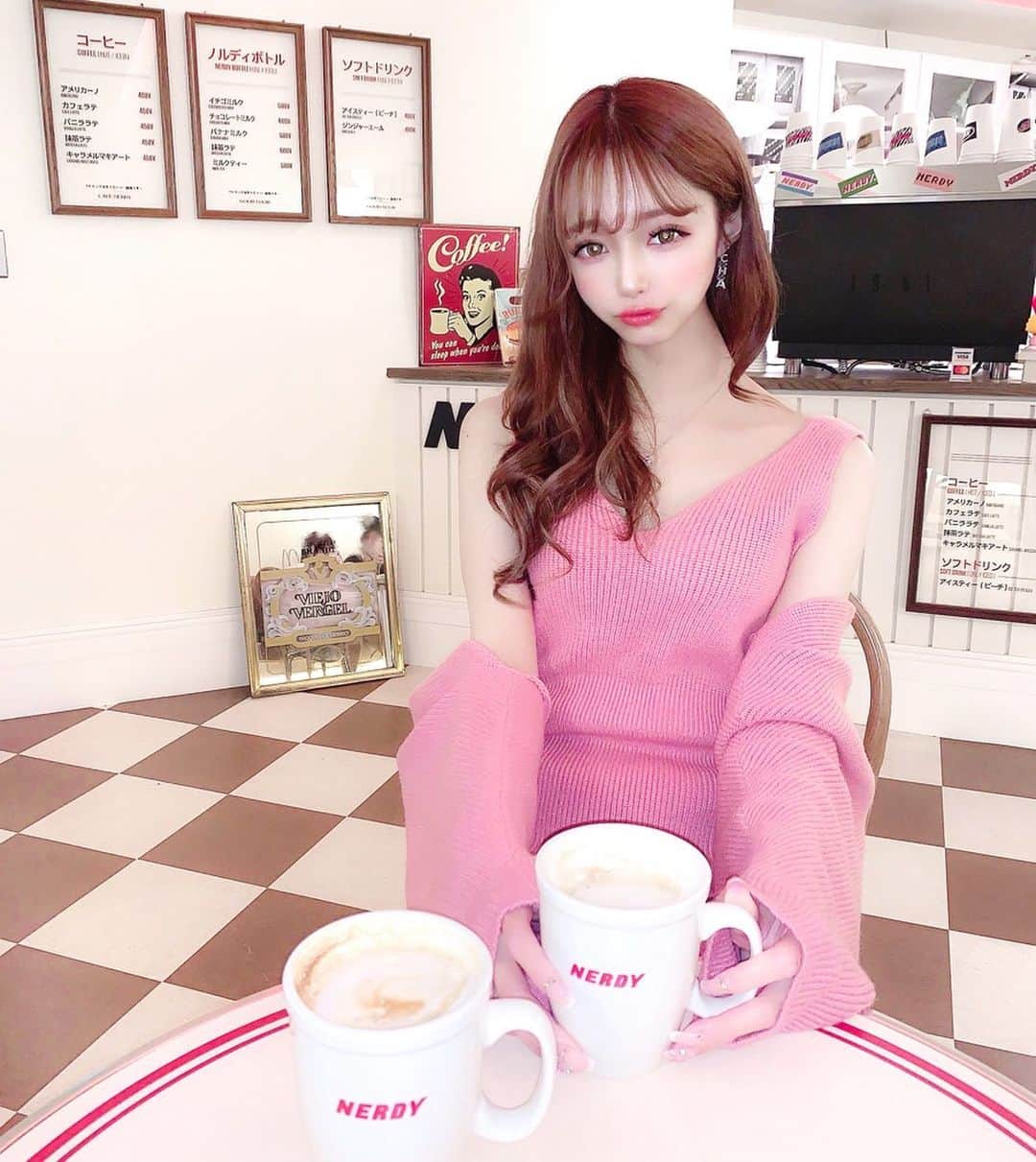 のインスタグラム：「韓国からきたカフェが原宿に出来たから行ってきた💗☕*° めっちゃかわいい✨ 2階はNERDYの服が売っててかわいい🥰🥰🥰 #nerdy #nerdycafe #nerdygirl  #原宿カフェ #原宿 #明治神宮前カフェ #カフェ巡り #カフェスタグラム  #韓国カフェ #韓国ファッション  #오오티디 #패션 #코디 #카페 #카페투어 #카페스타그램」