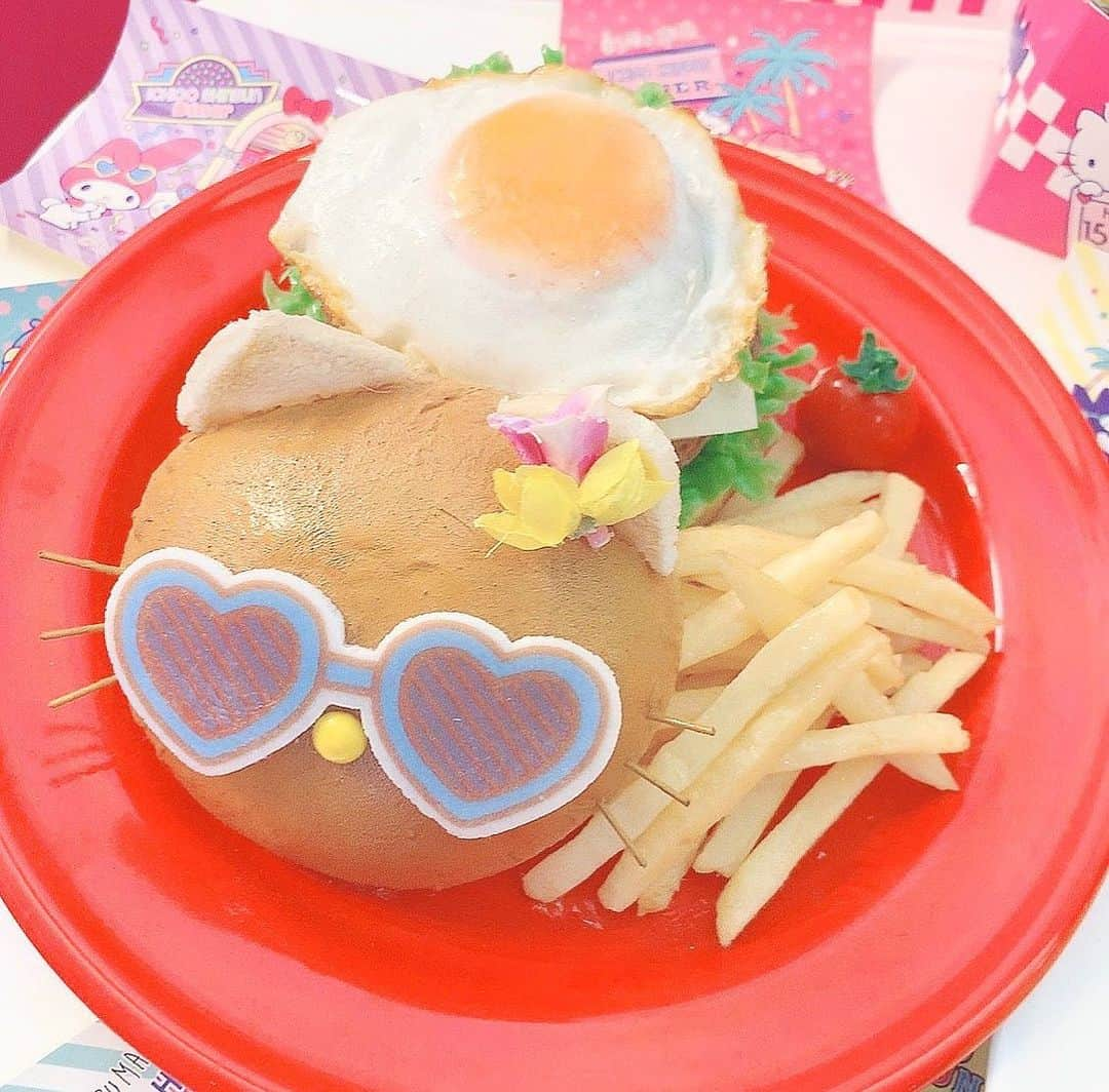 大盛真歩さんのインスタグラム写真 - (大盛真歩Instagram)「🍔🍟😻 . . . #サンリオピューロランド #キティーちゃん #ハローキティ #foodstagram #food #ハンバーガー #instagood」1月28日 21時54分 - maho_usagi