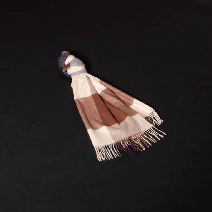 アクアスキュータムのインスタグラム：「Blended in a luxurious lambs wool to keep out the cold . The Kirkby scarf is made in Scotland to give you a hero piece that will stand the test of time within your wardrobe.  Tap to buy Kirkby #aquascutum」