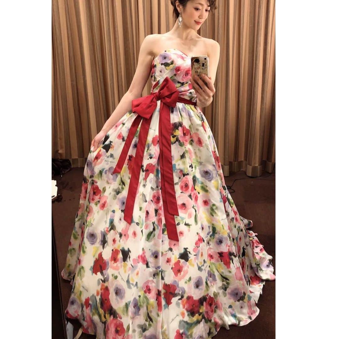 葛巻舞香さんのインスタグラム写真 - (葛巻舞香Instagram)「鮮やかで華やかな発色と、　 軽やかでまるで花びらのような上質な生地💐 ドレスいっぱいに描かれたお花は、水彩画のようなタッチで派手さを抑えて可愛らしさと上品さを与えてくれます💐  似たデザインのドレスはあれど、 さすがの桂由美だなと、着てみて納得の１着です。  #桂由美 #yumikatsura  #カラードレス #花柄 #春ドレス #ブライダルサロン七福人」1月28日 21時56分 - maika.kzm