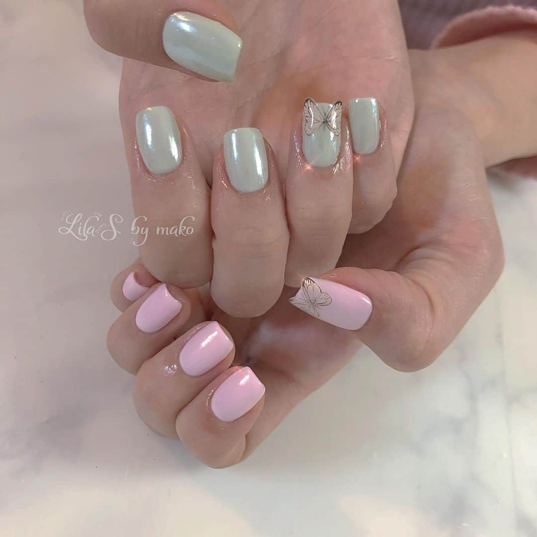 makoさんのインスタグラム写真 - (makoInstagram)「* yukino chan nail🦋❤︎ ※蝶々アートはご予約時にお伝え頂くとスムーズです🦋 #girlynail #うるつやネイル #네일디자인 #네일아트 #젤네일아트 #젤네일 #herlipto #ガーリーネイル #네일디자인 #ヴィンテージネイル #フレンチガーリー #囲みネイル #オーダーチップ #ミラーネイル #非対称ネイル #蝶々ネイル #小花ネイル  #中目黒 #オーロラパウダー #絵画アート #飛び出すシリーズ」1月28日 21時59分 - mkxxxbaby