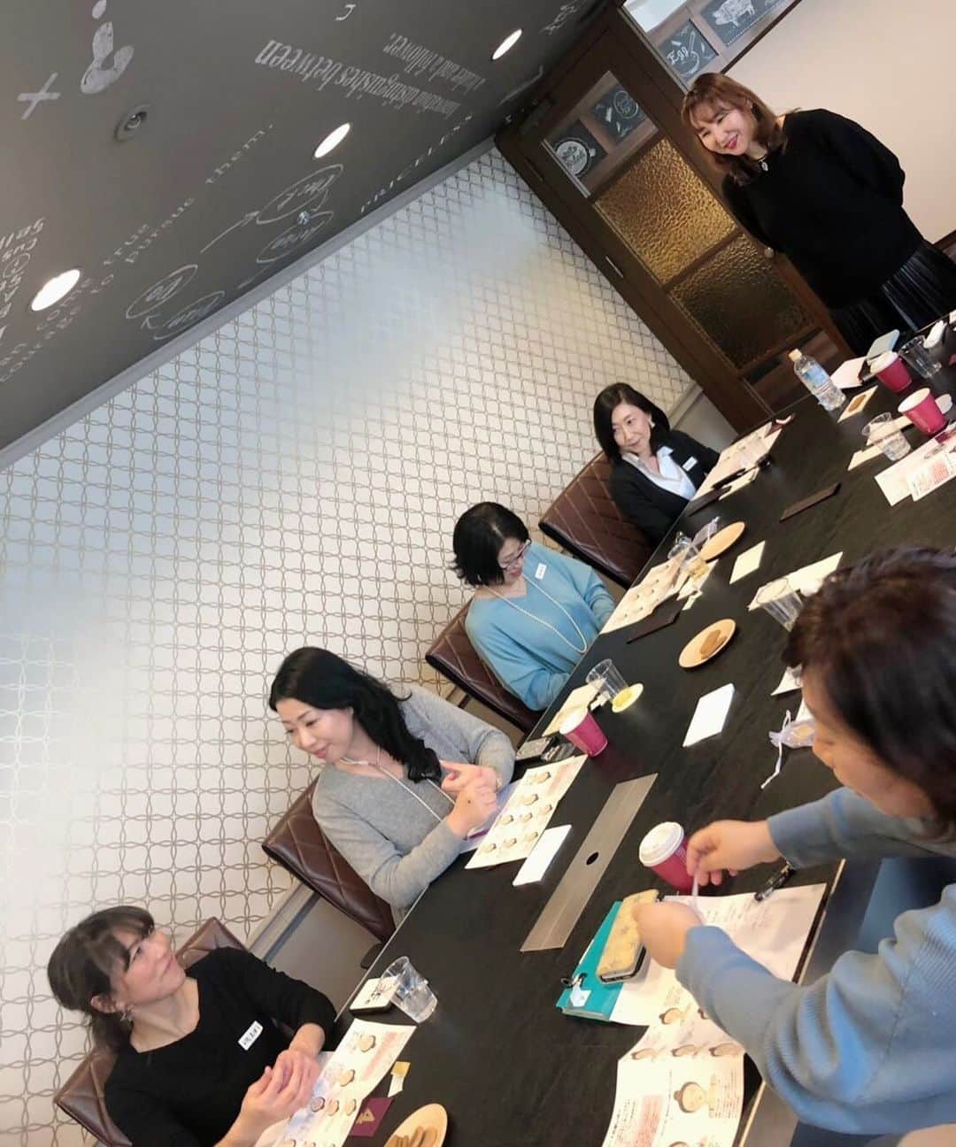 mitsuxmitsu24のインスタグラム：「Session ✨ * * 佳代子様　@crapetcoco のスピリチュアルなセミナーに参加してきました✨ * 佳代子様(ココ先生)にはジャカルタ時代からお世話になっていて、今回のリフォーム工事に関してたくさんのアドバイスのお陰でここまで辿り着くことができました。 * 信じて行動する、 思い込みで今よりさらに高いところへ自分を導く！ 私はそれを体現して今があります。 * 佳代子様のブログはスピリチュアルなのに面白いので読んでみてください😆👍🏾 https://crapetcoco.wordpress.com/」