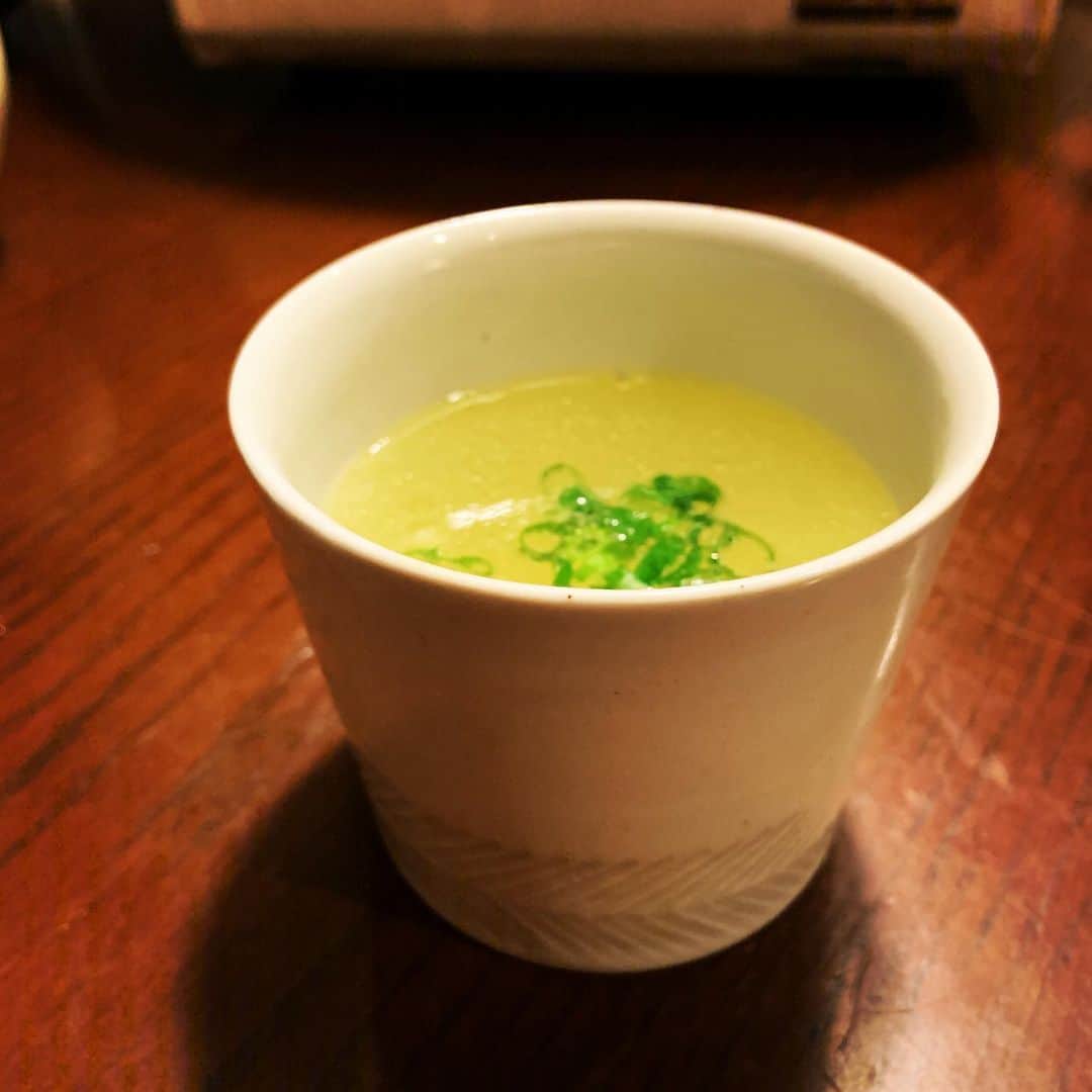 志摩有子さんのインスタグラム写真 - (志摩有子Instagram)「スタジオの中にいるのに寒すぎた。もうお鍋しか考えられない。閉店間際の信濃屋さんに駆け込んで、鶏だしスープと美味しい鶏肉を買って水炊き。ついでに焼きたての焼き鳥も。まずは滋味溢れるスープを味わう。器は先日の大分企画展で購入した阿南さん　@koreya.anan さんの白磁。う、う、滲みる。 #水炊き　#五反田信濃屋 @shinanoya.gotanda9320  @shinanoyaplus #鶏だしスープ #永遠に飲んでいられる #阿南維也  #白磁」1月28日 22時02分 - ariko418