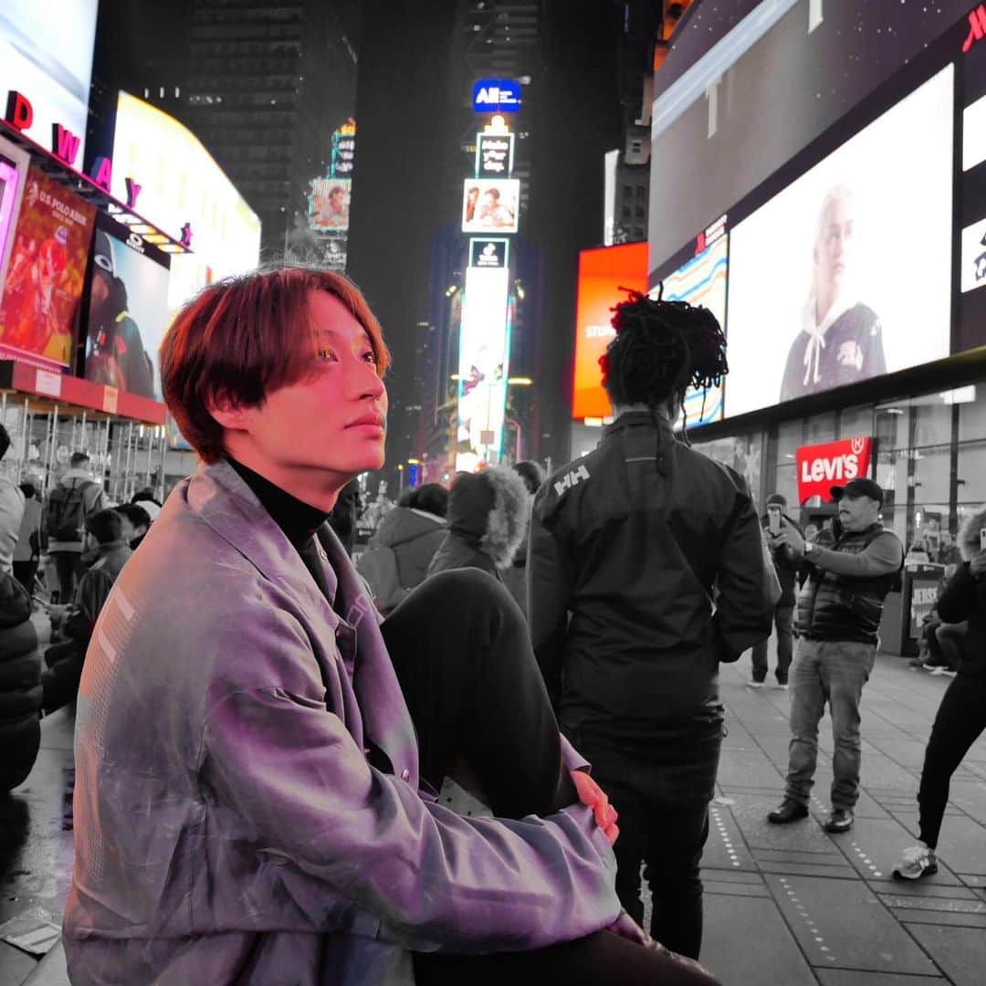 前山剛久のインスタグラム：「タイムズスクエア。 電光掲示板のあまりの眩しさに圧倒され。 そして、心奪われました。  #ニューヨーク #思い出  #newyork  #timessquare」