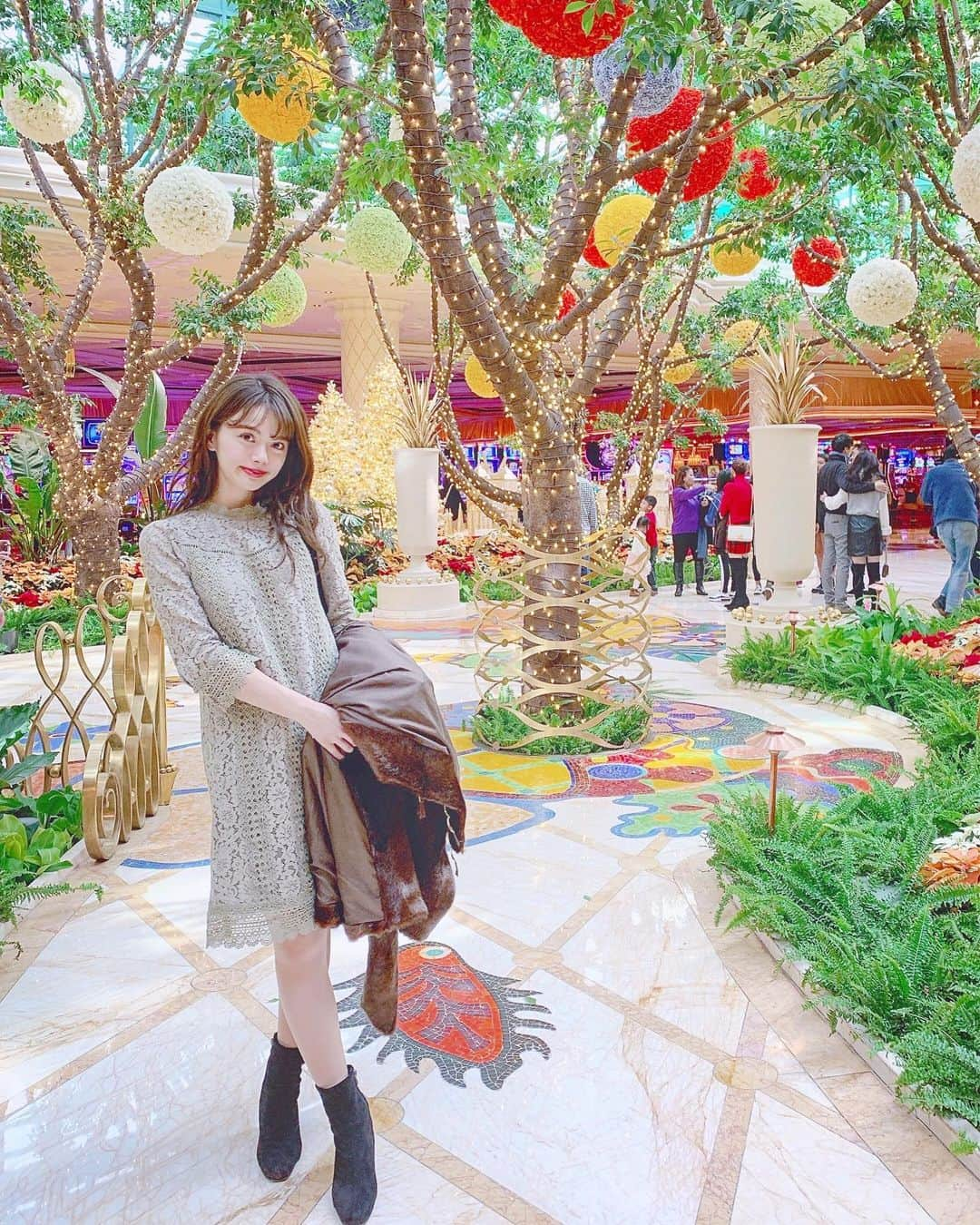 山崎春佳さんのインスタグラム写真 - (山崎春佳Instagram)「🎄🎠 . こちらの @wynnlasvegas はホテル内が綺麗すぎて たくさん写真を撮っちゃいました🤣✨ メリーゴーランドがあるだなんてすごいよね😮 . この間の投稿で質問たくさん頂いたお洋服は、 @proportionbodydressing のワンピなのです❤︎ . #me #tbt #christmas #ootd #dress #fashion #pbd #proportion #lasvegas #wynnlasvegas #boots #family #trip #mummy #sister #christmastree #hotel #carousel #ウィンラスベガス #メリーゴーランド #ラスベガス #家族旅行 #お姉ちゃん #ママ」1月28日 22時08分 - haruka_yamazaki