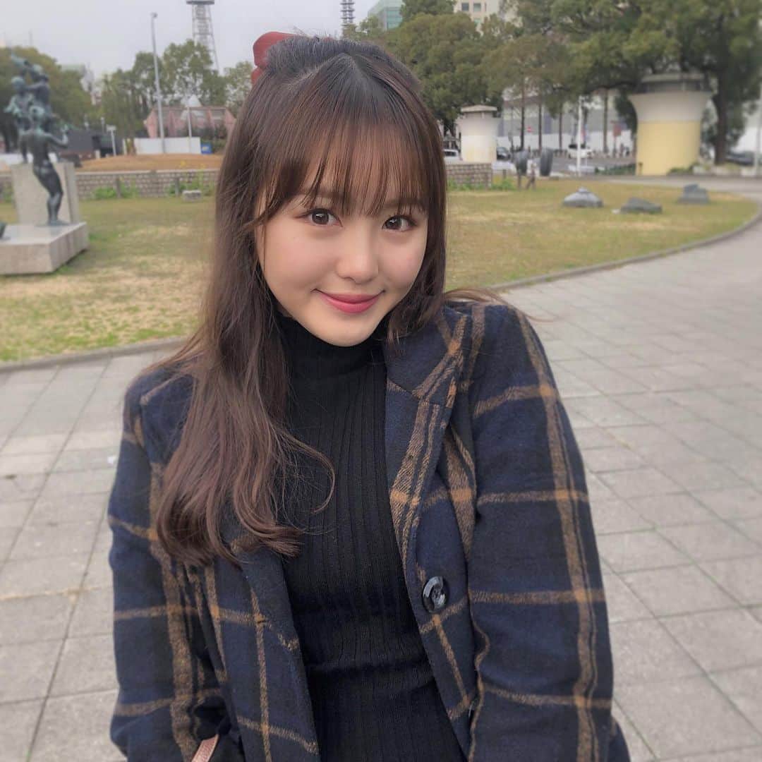のインスタグラム：「・﻿ ハーフアップにはまっています〜〜🐝﻿ ﻿ ﻿ アレンジするの苦手だから普段はストレートばっかりだけど、頑張った日は「そう！私が巷で噂の歩く女子力よ！」って気持ちになれます（とても単純）﻿ ﻿ ﻿ リボンを集めていて、大阪旅行に行ったときも買って帰って来たのはリボンのみでした。﻿ ﻿ 551<リボン。。笑﻿ ﻿ ﻿ 小嶋真子さんのyoutube観て真似っこしたの♡﻿ ﻿ ﻿ ﻿ #ハーフアップ  #ヘアアレンジ #リボン﻿ #いま #肉まん #食べたい #買えばよかった﻿ ﻿」