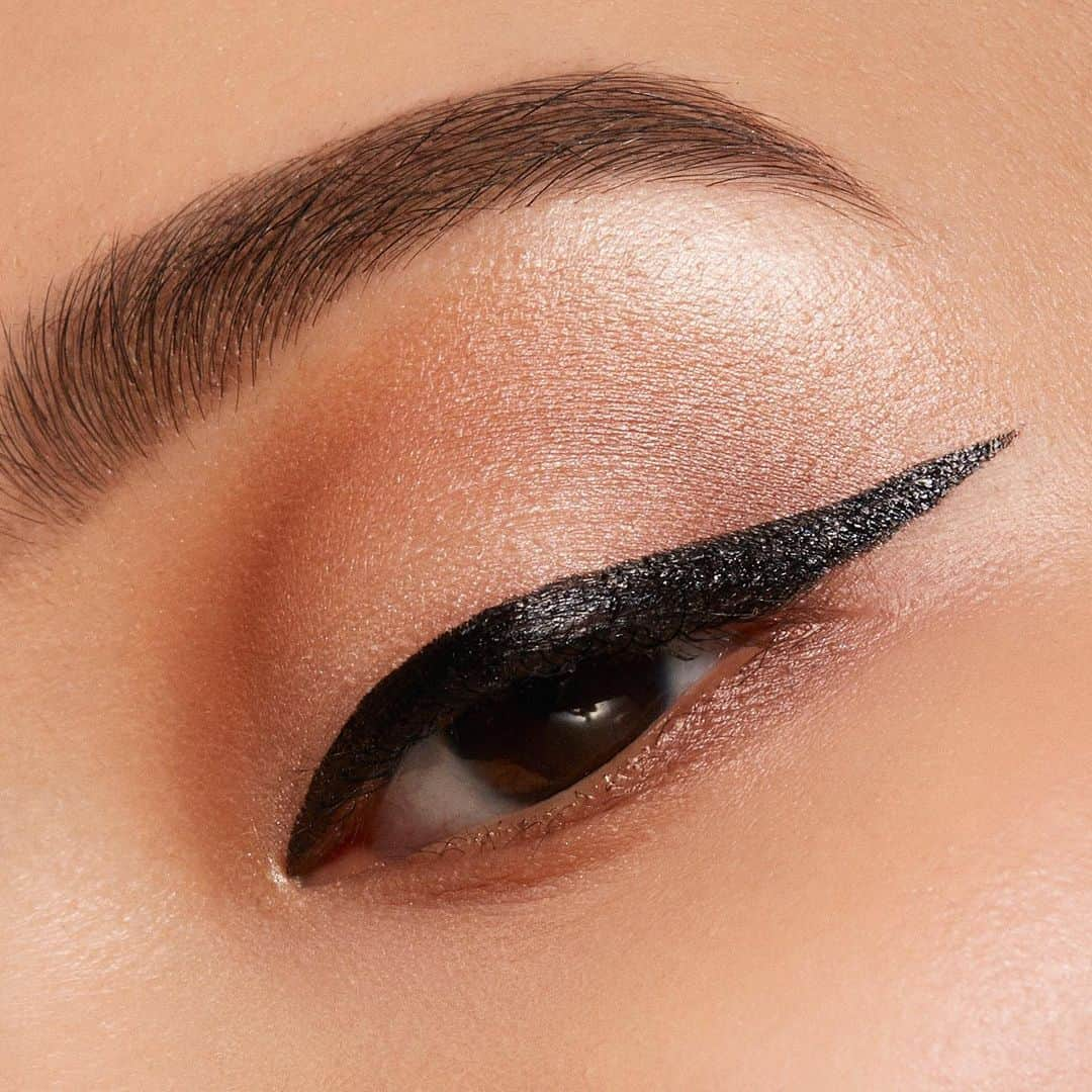 NARSさんのインスタグラム写真 - (NARSInstagram)「In it to wing it. Featuring Eyeliner Stylo in Carpates.」1月28日 22時12分 - narsissist