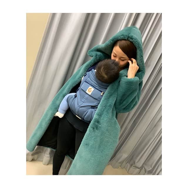 田中美保さんのインスタグラム写真 - (田中美保Instagram)「友人がやっているネットセレクトショップ　@fanfan_closet  のエコファーのコート🧥が最近のお気に入り♡♡♡ 私はヴィンテージグリーンをチョイス👉 抱っこ紐の上からもガバっと羽織れて👶まですっぽり… 暖かいので最近の寒さにヘビロテ中。。。 カジュアルにも着れるので嬉しい😃😃😃 #fanfancloset  #エコファー #ヴィンテージグリーン #ヘビロテ」1月28日 22時13分 - miho12tanaka