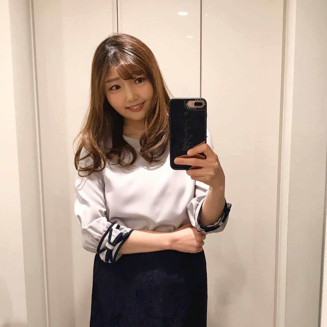 橘珠里さんのインスタグラム写真 - (橘珠里Instagram)「*⑅︎୨୧⑅︎ 🎀 ⑅︎୨୧⑅︎* ⋆ ⋆ #今日のコーデ 春まで使える #ブラウス 🍀 オン・オフともに便利なアイテムでオススメです♡ ⋆ ⋆ @tocco_closet *----*----*----*----*----* #selfie #ootd #fashion #tocco #toccocloset #japanesefashion #toccoのolコーデ #トッコ #トッコクローゼット #ブラウス #美人百花掲載 #トップス #グレートップス #オフィスコーデ #オフィスカジュアル #通勤コーデ #お仕事コーデ #自撮り #今日の服 #今日のコーデ #きょこ #セミロング #グレーブラウス #袖口リボン #袖口リボンブラウス  #袖口りぼん #ネイビーコーデ #春コーデ #冬コーデ」1月28日 22時20分 - jurinu