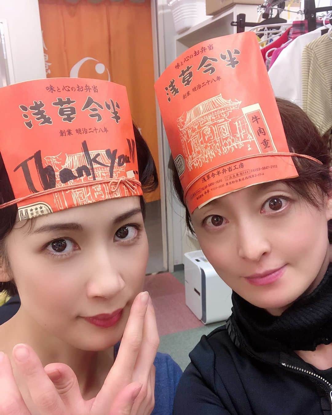 大月さゆのインスタグラム：「今半姉妹。お見知り置きを。  #シャボン玉とんだ宇宙までとんだ  #憧れの月影瞳様 #一緒にこれをやってくださるユーモアの持主 #どこまでも好きです #宝の一枚 #お弁当のゴムで頭がうっ血しそうになりながら」