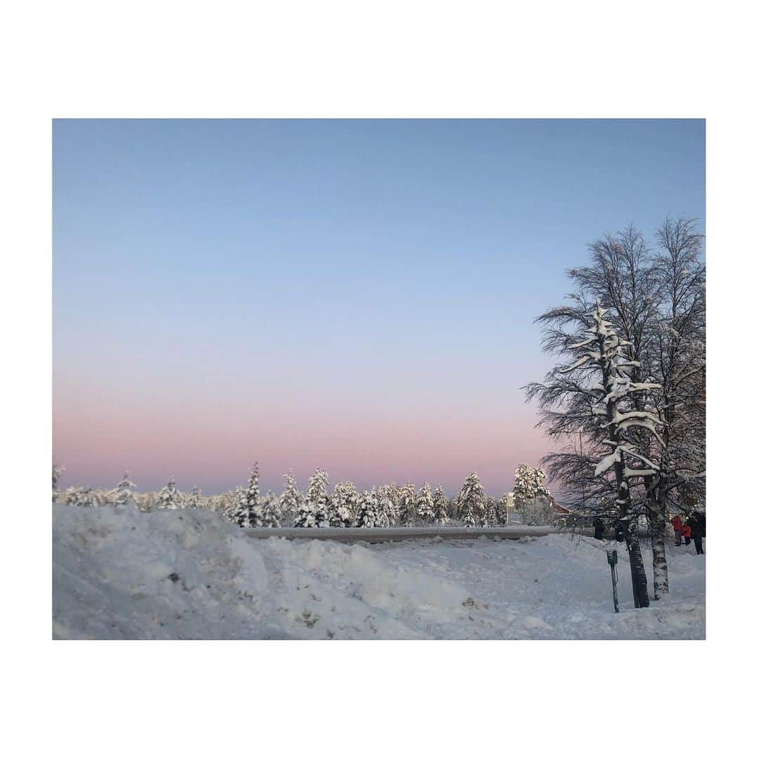 永楠あゆ美さんのインスタグラム写真 - (永楠あゆ美Instagram)「昨年は旅で締めくくりました。 加工なしでこの美しさ。 また行きたい。。。 #空の色　#何色だろう #skyphotography #finland」1月28日 22時36分 - ena.a.a