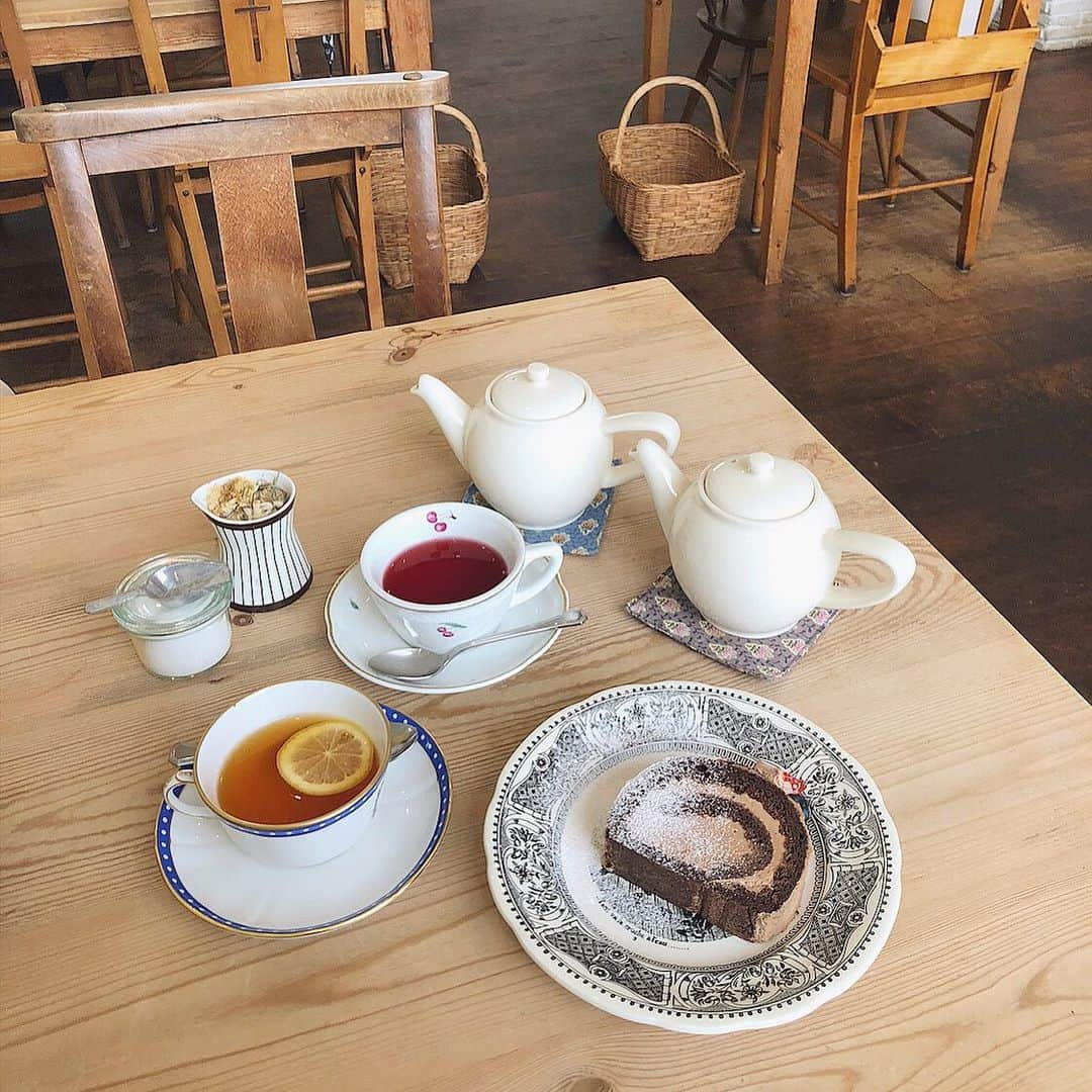 足立沙織さんのインスタグラム写真 - (足立沙織Instagram)「. . ここでランチしたあとに☕︎ . . スーパーフルーツっていう フレーバー初めて飲んだんたけど ノンカフェインの紅茶なんだって！ . . ベリー類とハイビスカスとかが入ってるみたいで 色がすごい濃ゆいピンクでびっくりしたけど フルーティで美味しいし後味ももスッキリしてて飲みやすかった〜🌺 . こういうの飲むと心なしかデトックスされた気分になる☺️ . . . . . . . . . . #favori#favoriplus#cakestagram #fukuoka#fukuokacafe#fukuoka_camera  #sweetstagram#teatime#instagoodday #ファボリ#福岡カフェ#福岡カフェ巡り  #北九州カフェ#小倉カフェ#カフェ巡り  #紅茶#スーパーフルーツ#ノンカフェイン #ロールケーキ#ケーキ屋さん#ティータイム #フルーツティー#紅茶好き」1月28日 22時28分 - sao_ri_17