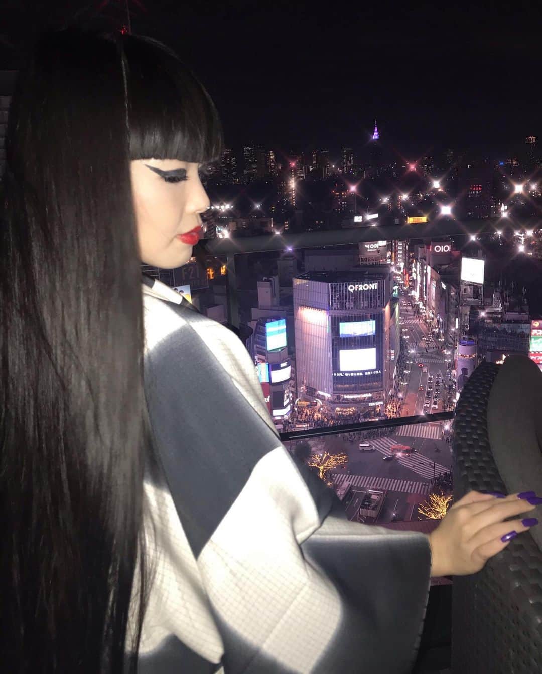 森山穂乃香のインスタグラム：「SHIBUYA TOKYO🇯🇵🌃✨ I love my city...🗼🤖👘🌎✨ #Shibuya #Tokyo #Shibuyacrossing #HonokaMoriyama #渋谷5gエンターテイメントプロジェクト」