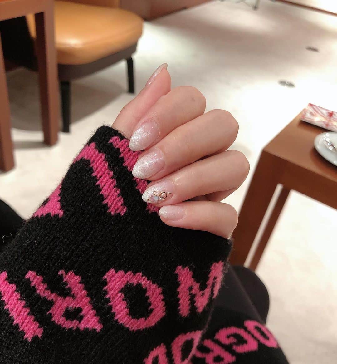 山下莉奈さんのインスタグラム写真 - (山下莉奈Instagram)「New nails done💅✨ 定番化しつつあるホワイトグラデーション❄️🤍🤍🤍 短め細めのオーバルが好みです✨  #nail #nails #ネイルアート」1月28日 22時37分 - rinayamashita