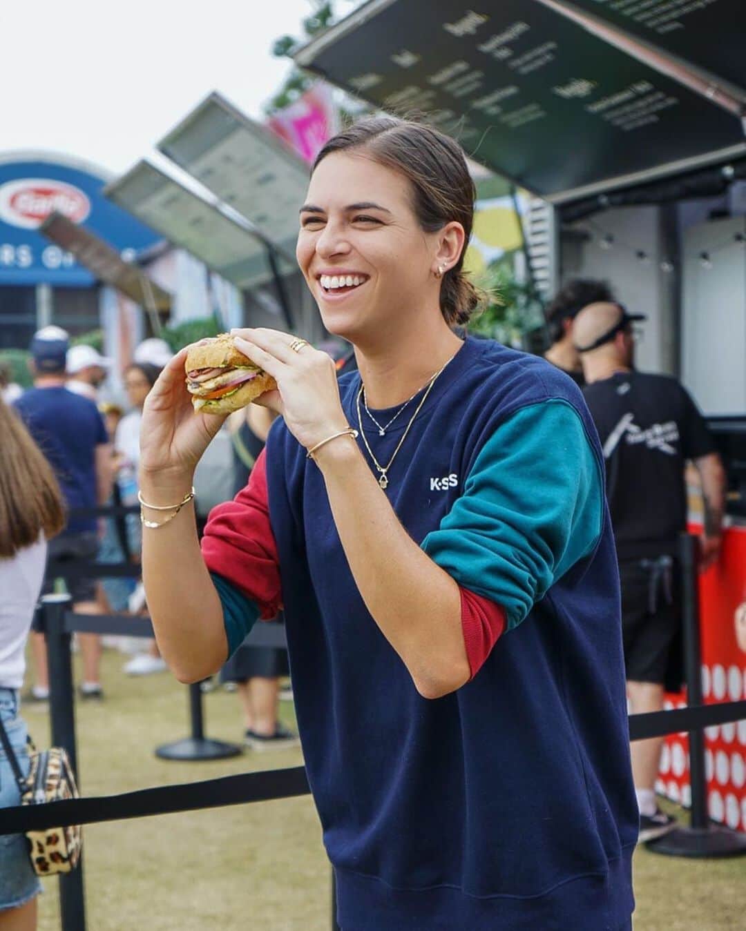 アイラ・トムリャノビッチのインスタグラム：「I’m teaming up with my friends at @grilldburgers to give one lucky winner a signed tennis racquet! All you have to do is tag a friend in the comments below and follow both me and @grilldburgers 🙌  I’ll be picking a winner by Thursday so hurry and enter! #morethanaburger #ausopen」
